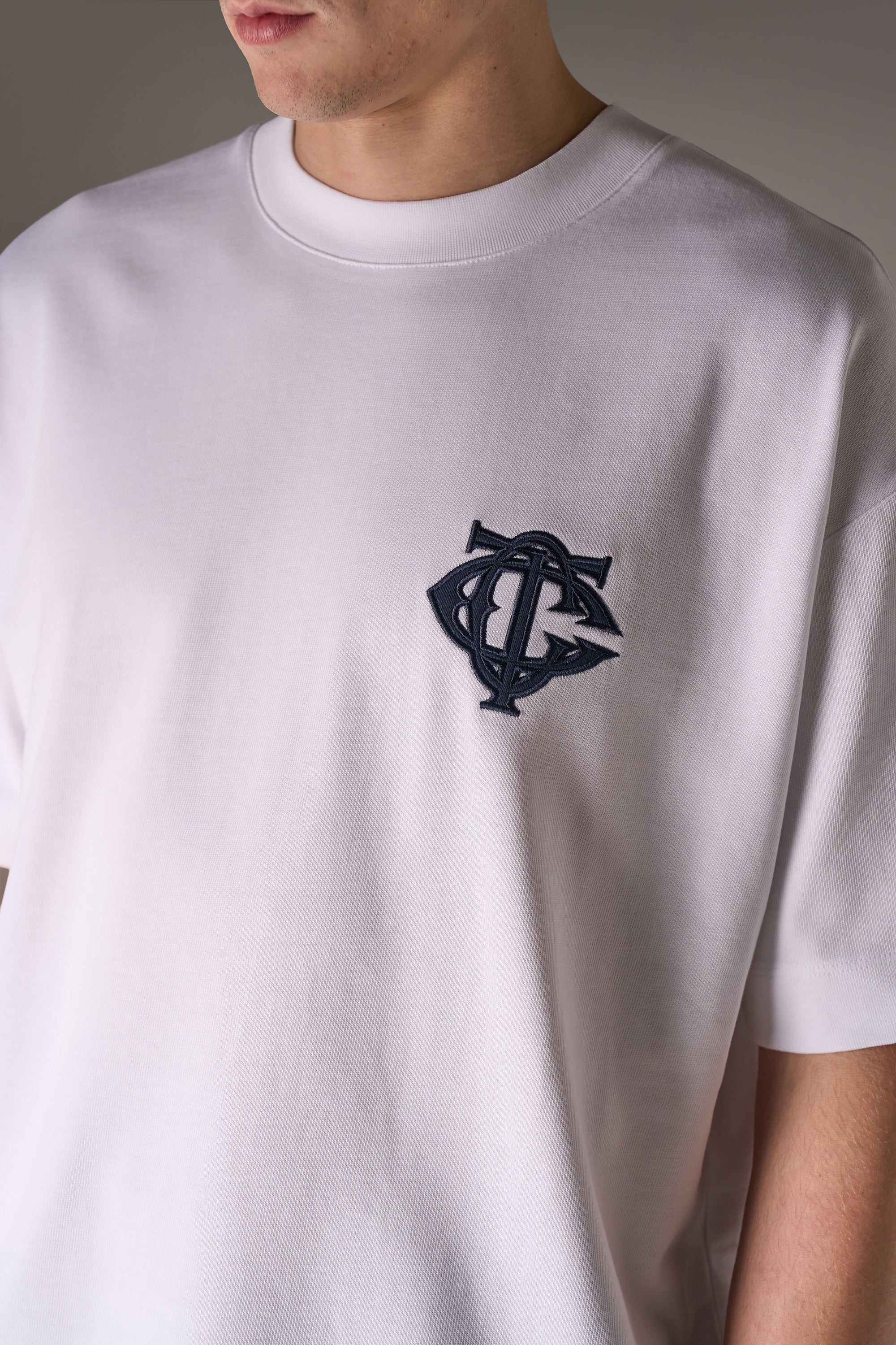 APPLIQUE MONOGRAM EMBLEM T-SHIRT - WHITE NAVY - Image 3