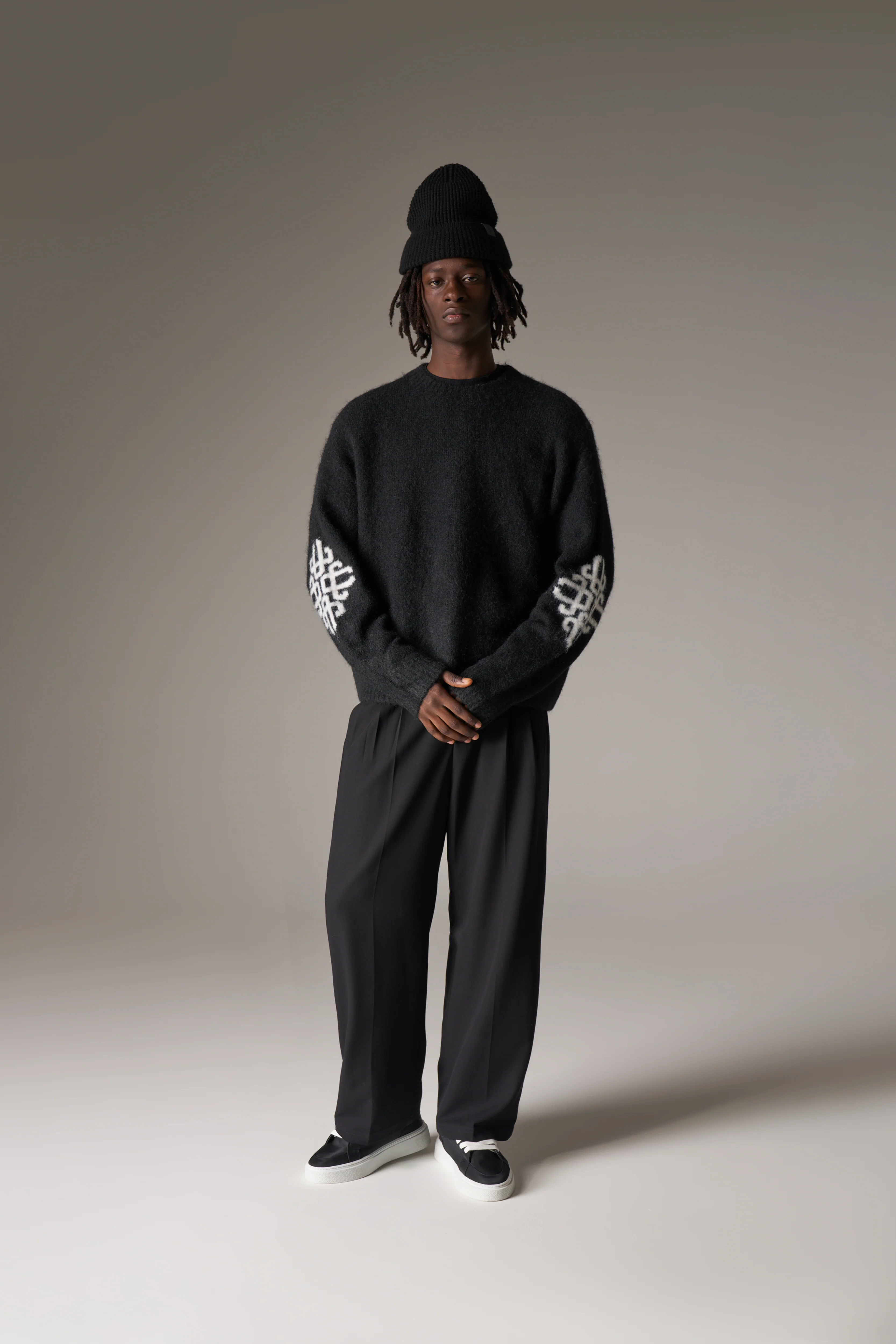 BRUSHED EMBLEM SLEEVE KNITTED CREW - BLACK - Image 3