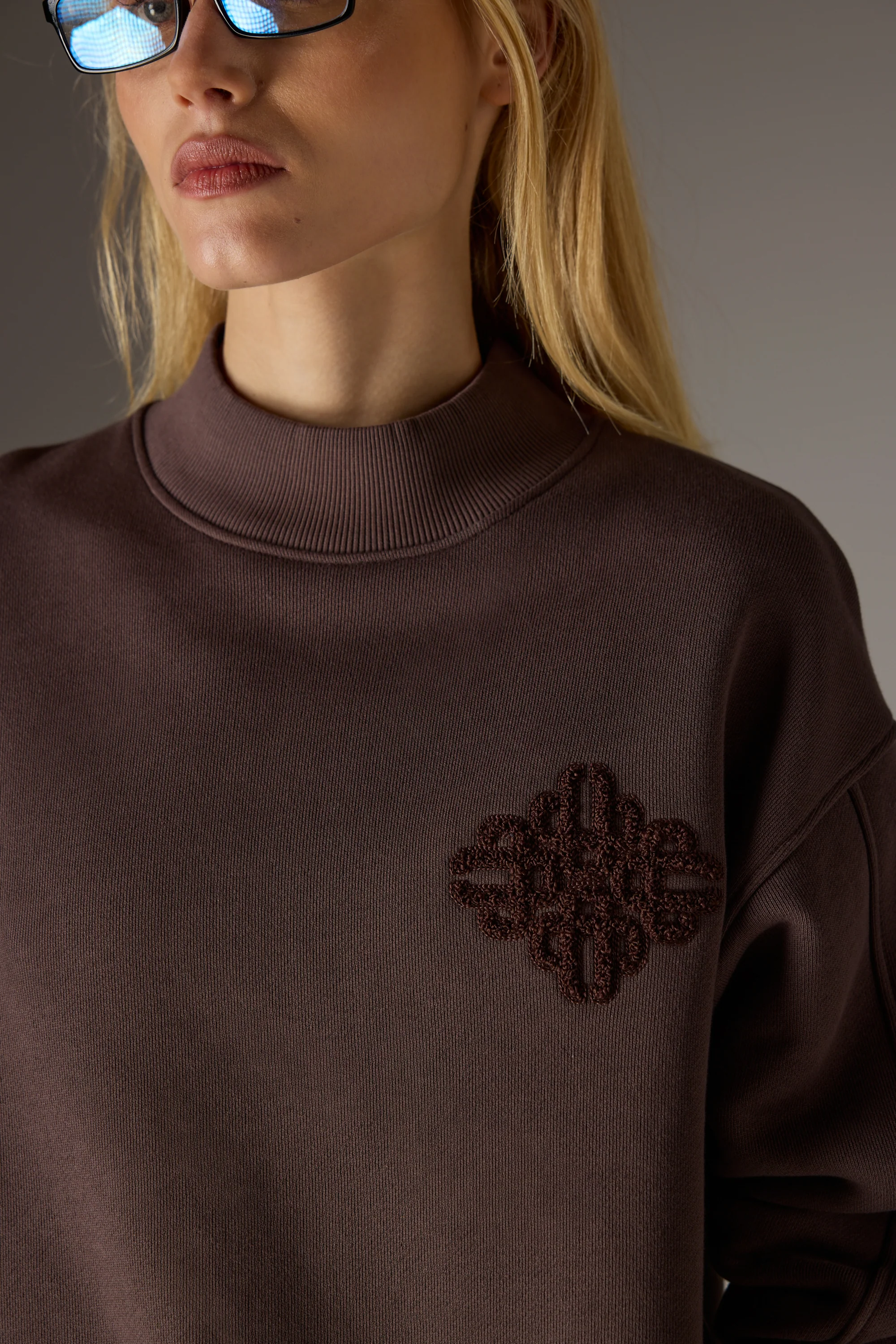 CHENILLE EMBLEM MOCK NECK CREW - CHOCOLATE - Image 4