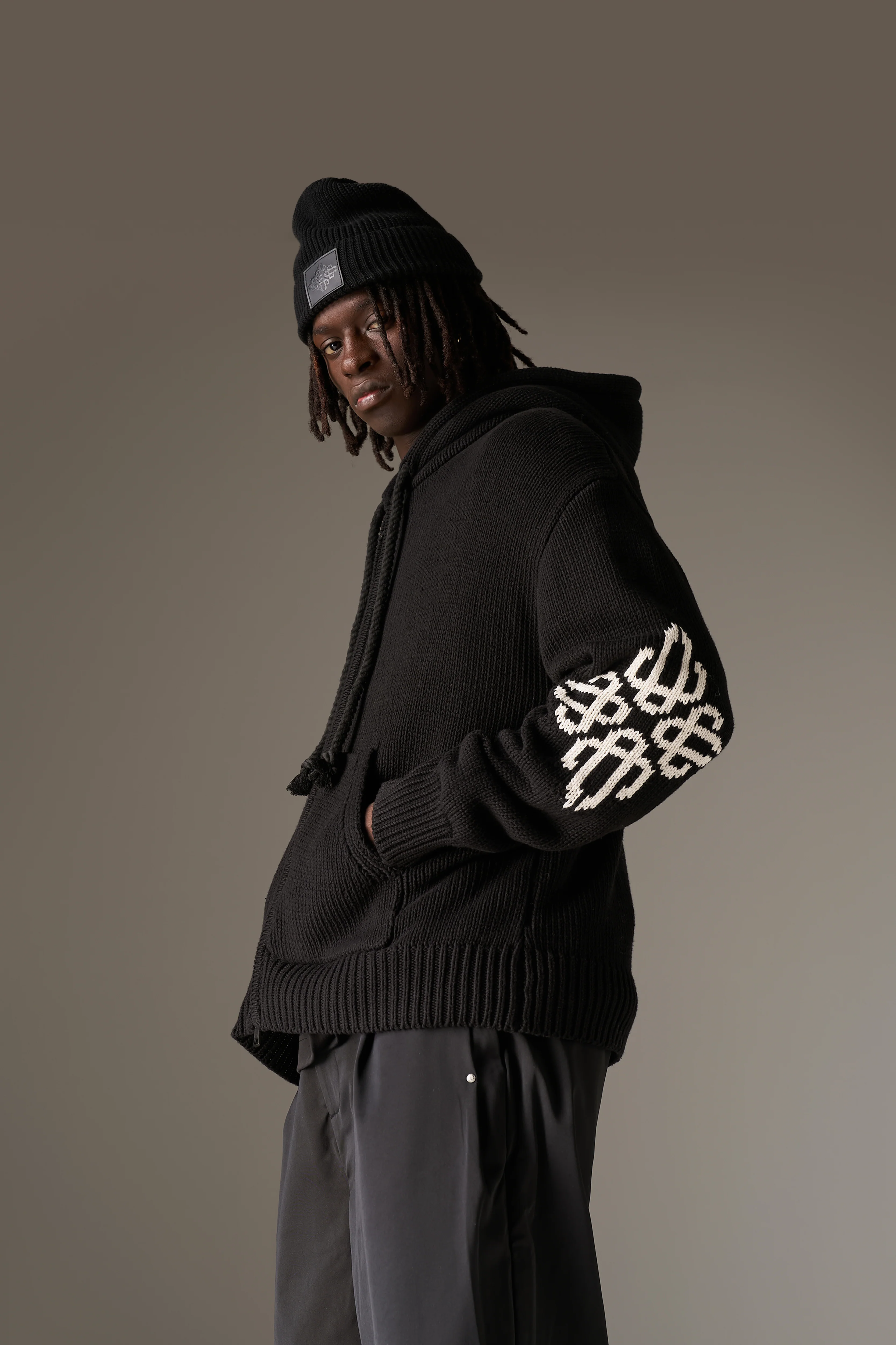 CHUNKY KNIT EMBLEM ZIP THROUGH HOODIE - BLACK - Image 4