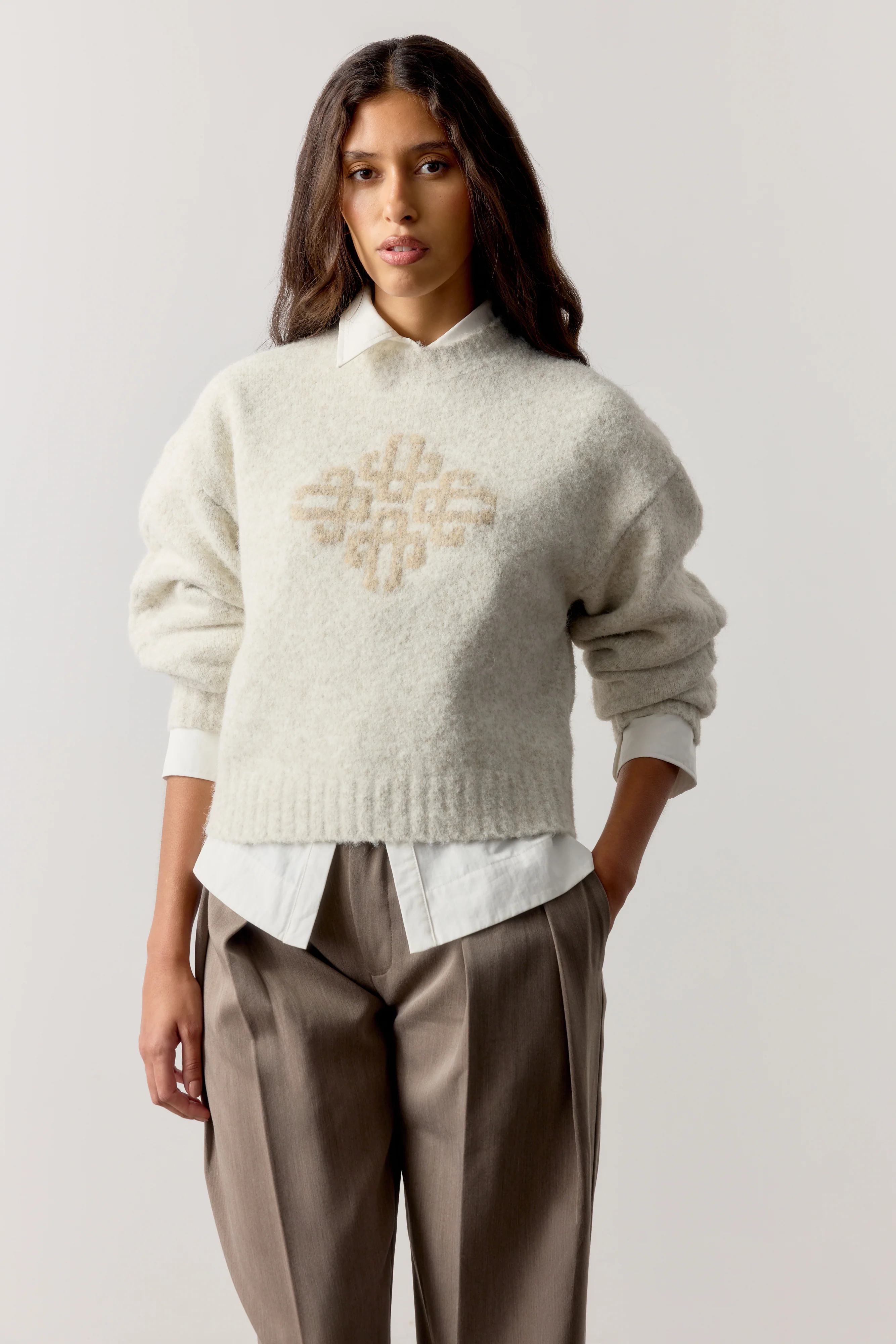 CONTRAST EMBLEM KNIT CREW - BEIGE - Image 2