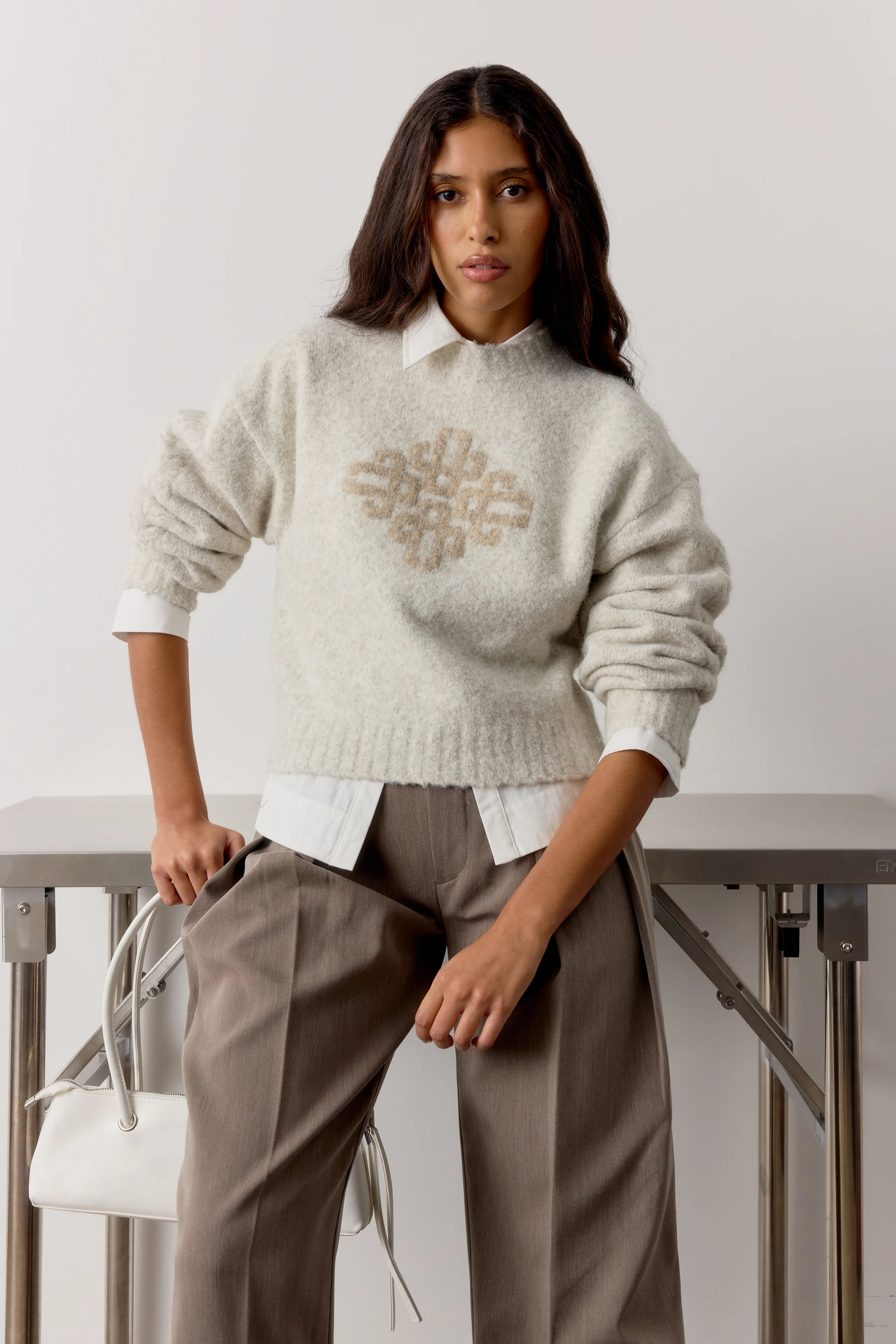 CONTRAST EMBLEM KNIT CREW - BEIGE - Image 4