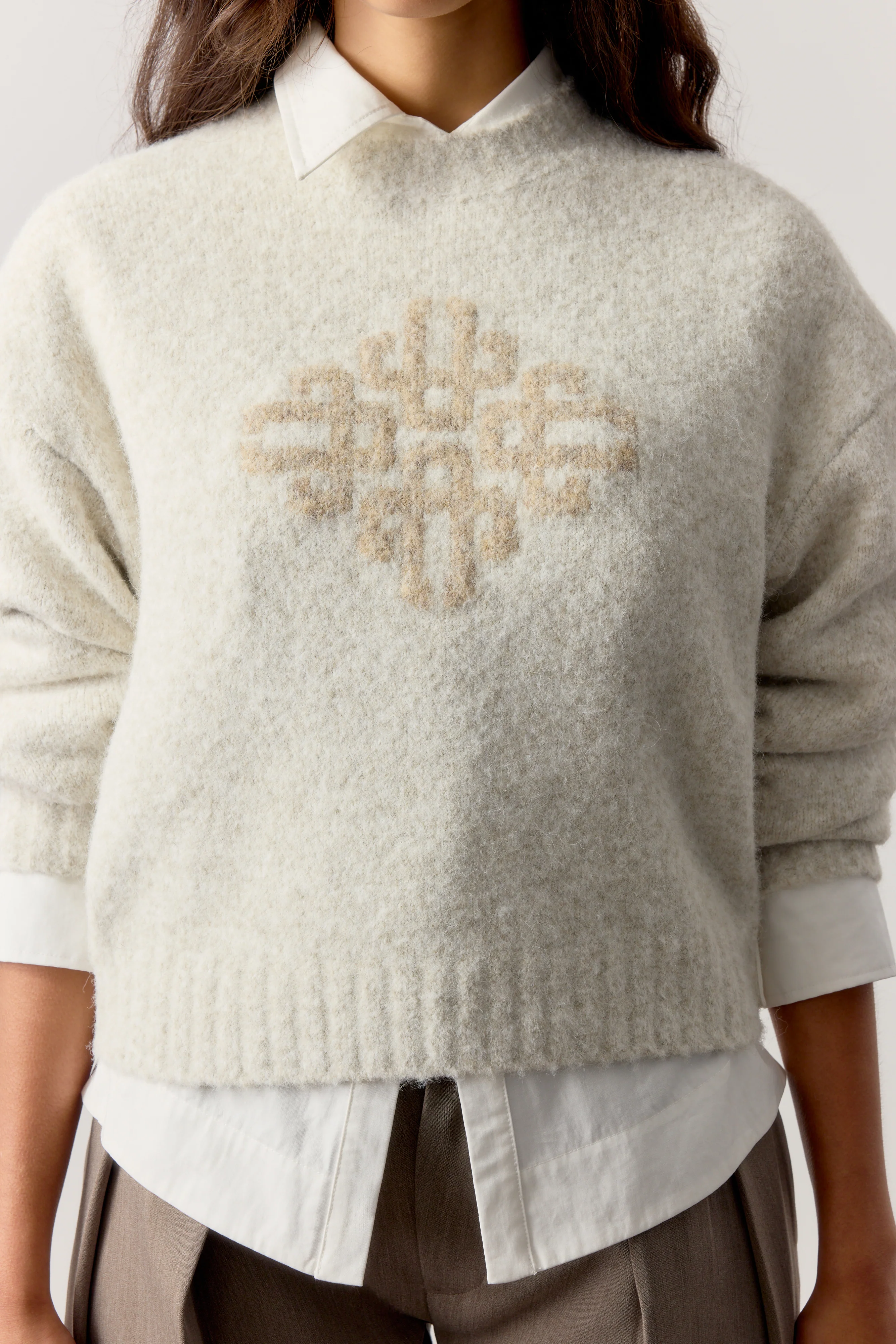 CONTRAST EMBLEM KNIT CREW - BEIGE - Image 5