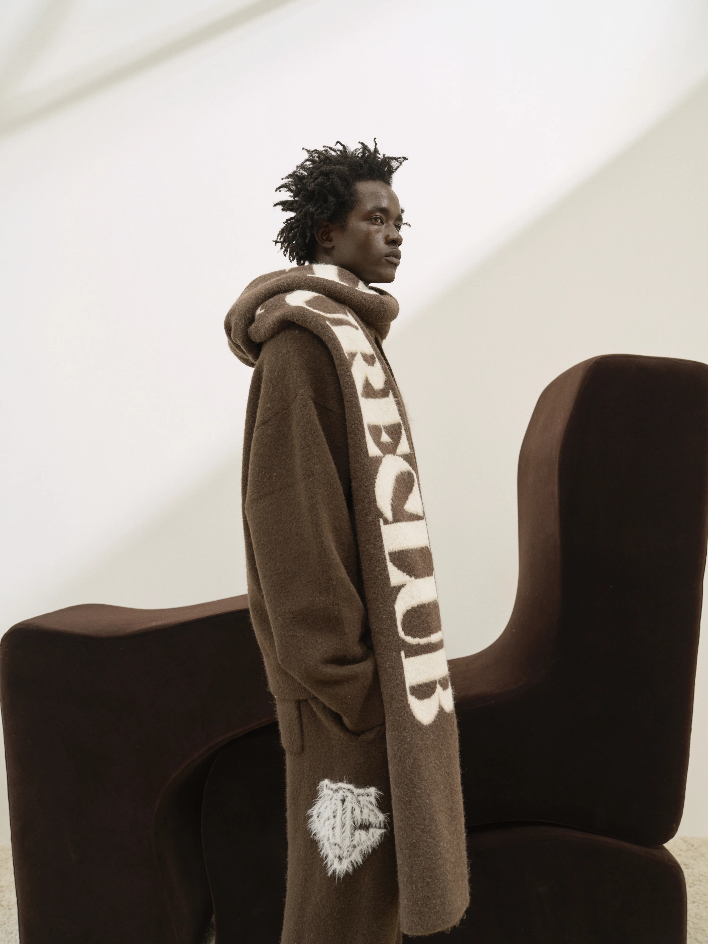 COPYRIGHT KNIT SCARF - BROWN - Image 2