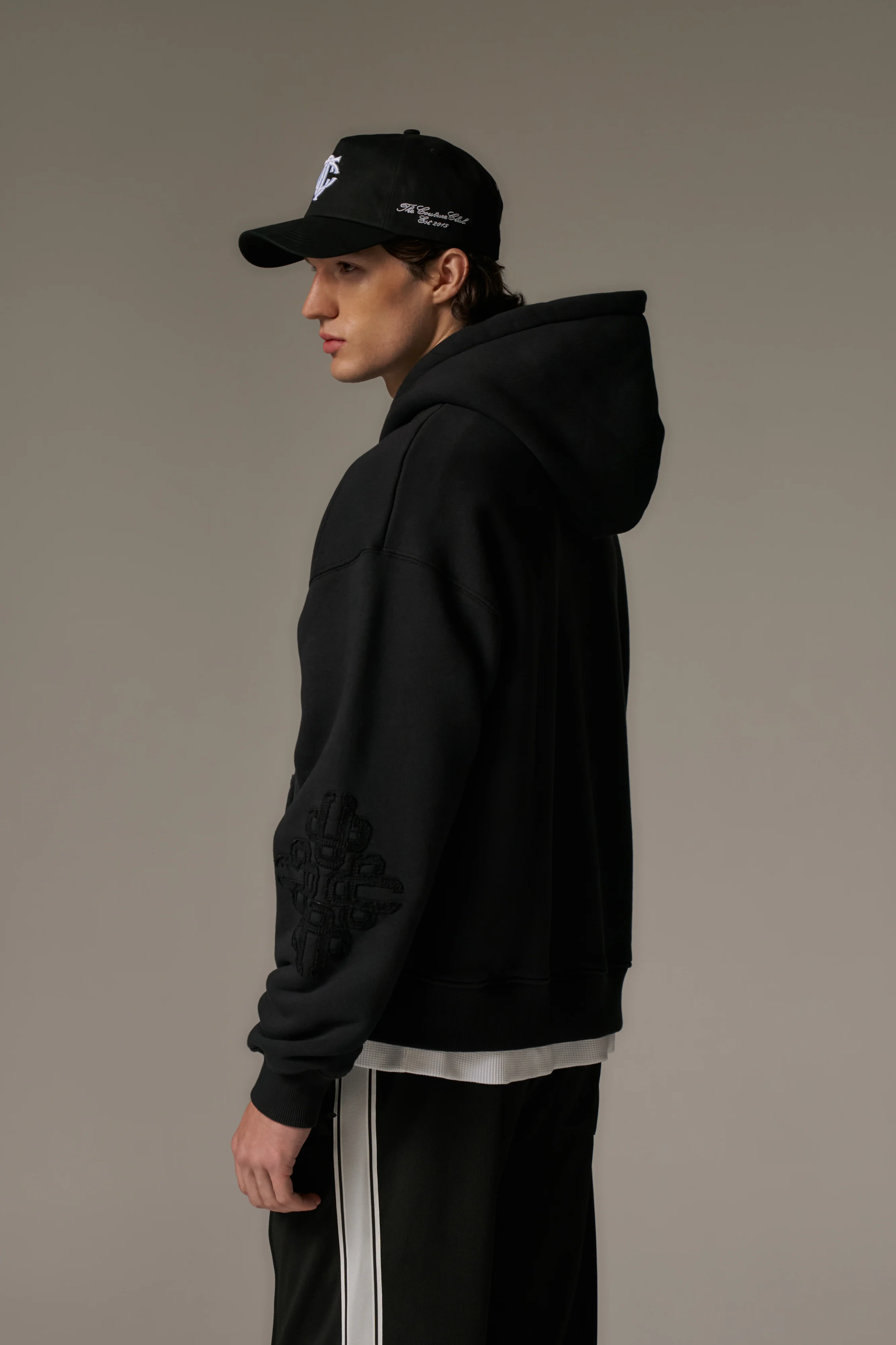 EMBLEM APPLIQUE ZIP THROUGH HOODIE - BLACK - Image 7