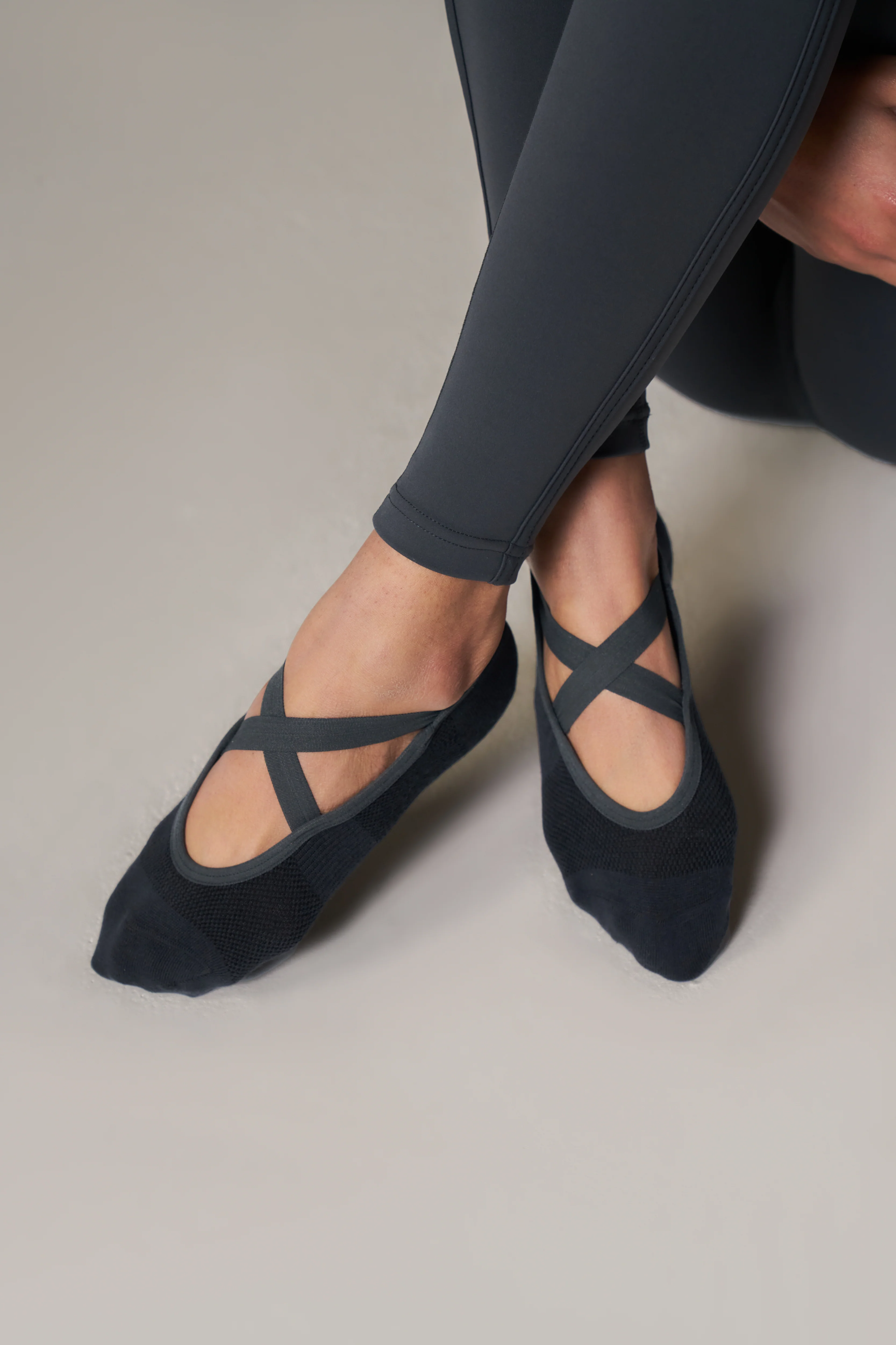 EMBLEM BARRE GRIP SOCKS - MIDNIGHT GREY - Image 3