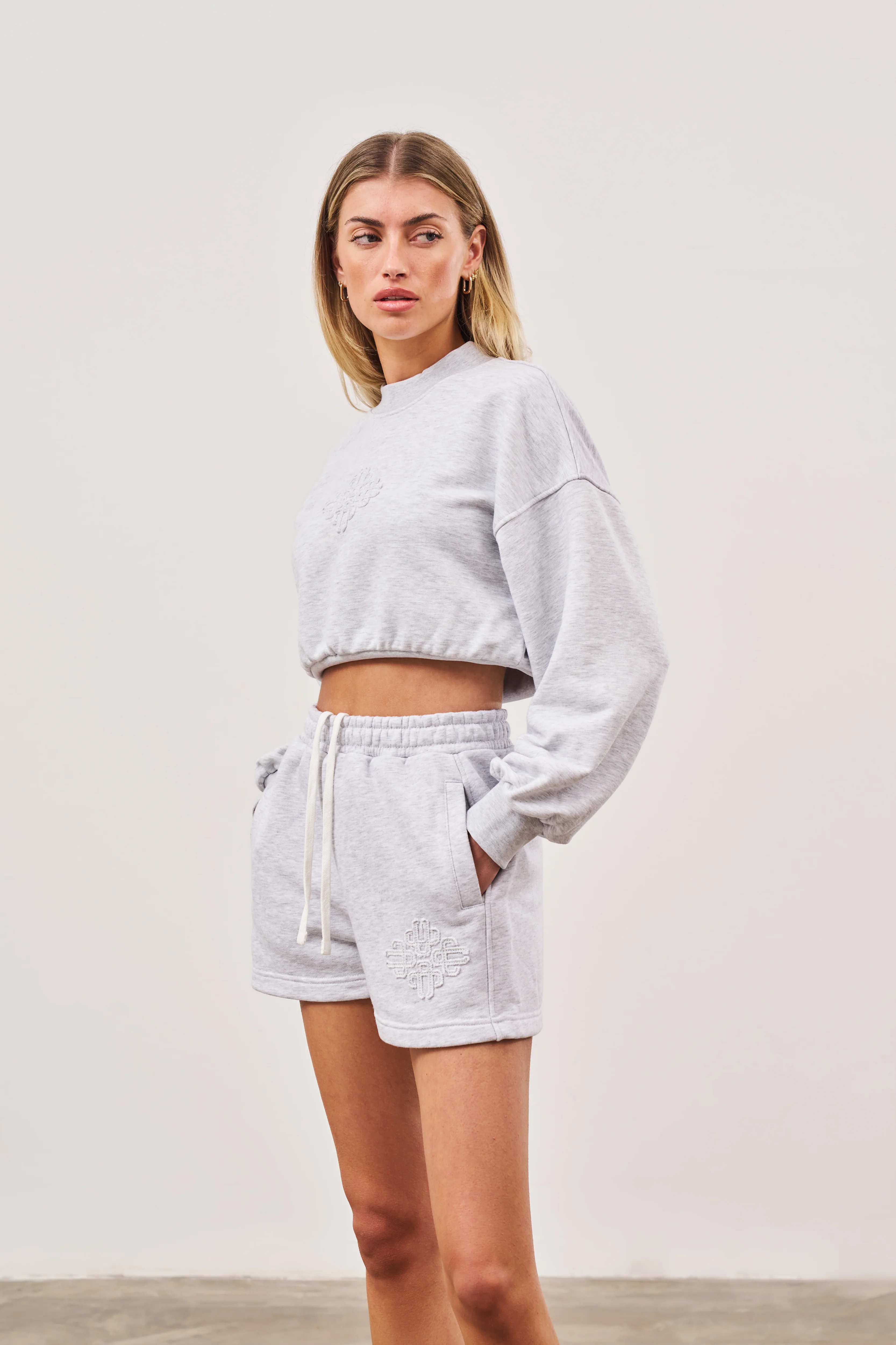 EMBLEM CROP RUCHED SWEATSHIRT - GREY MARL - Image 3
