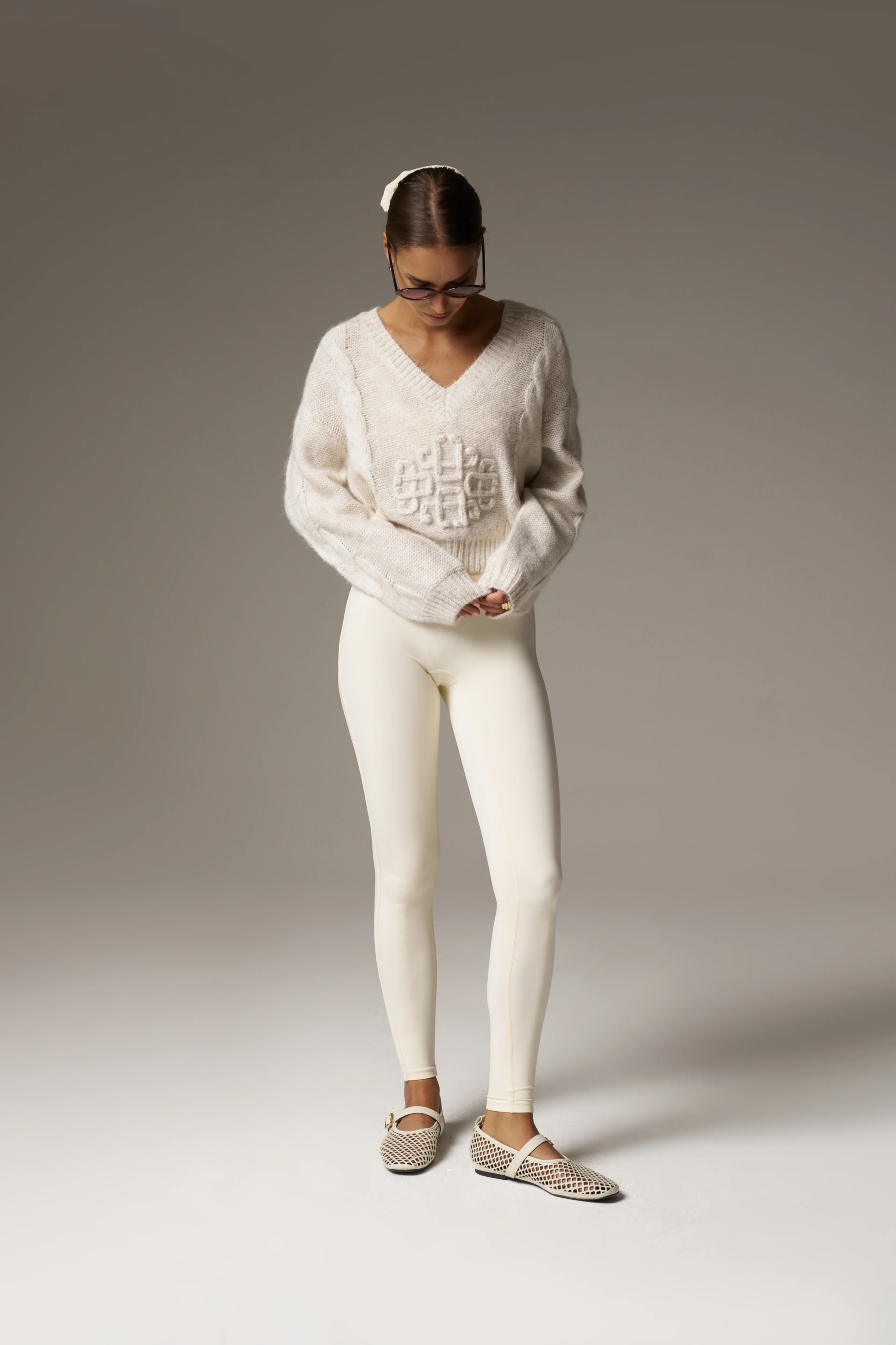 EMBLEM KNITTED V NECK JUMPER - BEIGE - Image 4