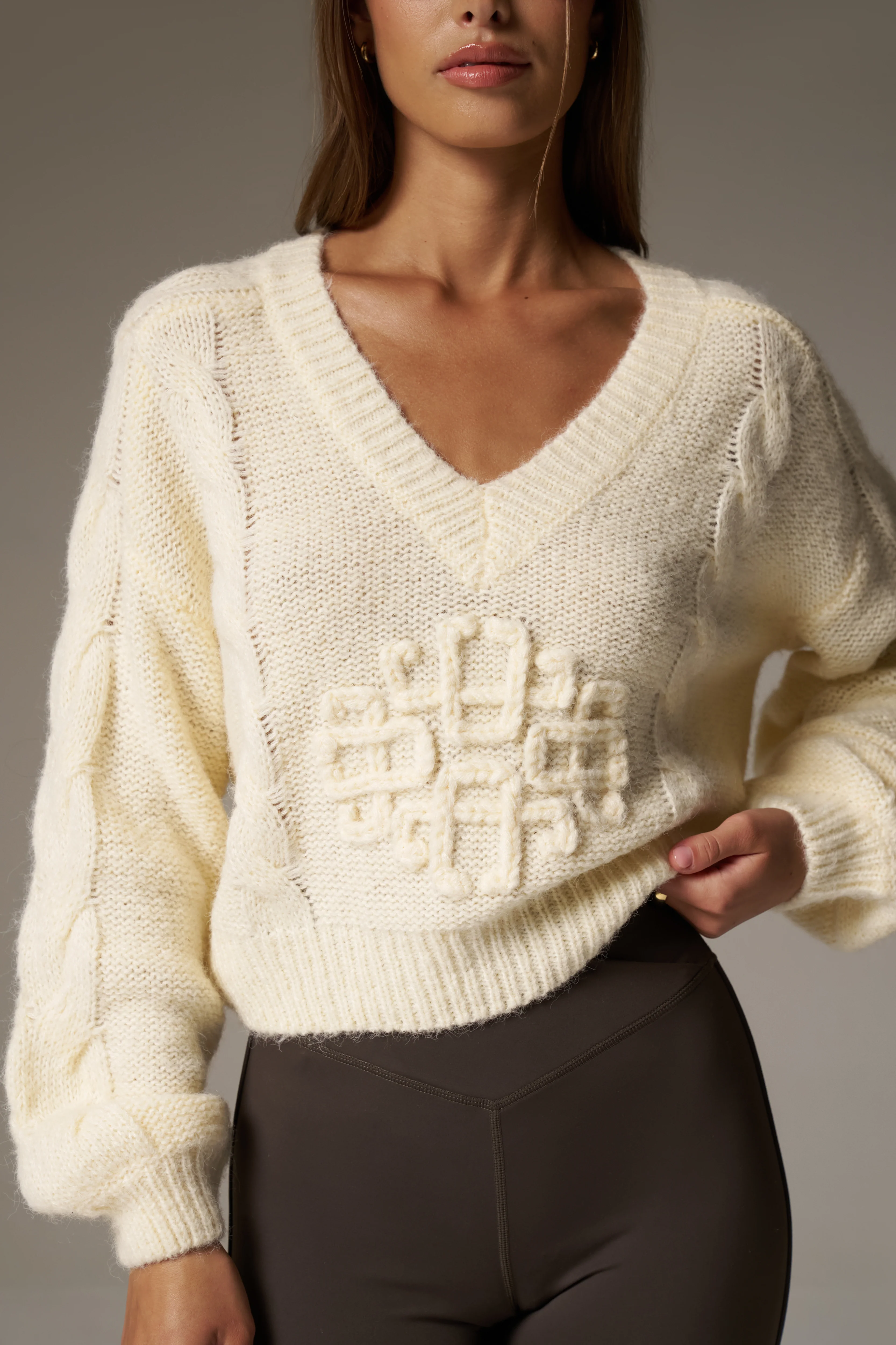EMBLEM KNITTED V NECK JUMPER - BUTTERMILK - Image 5