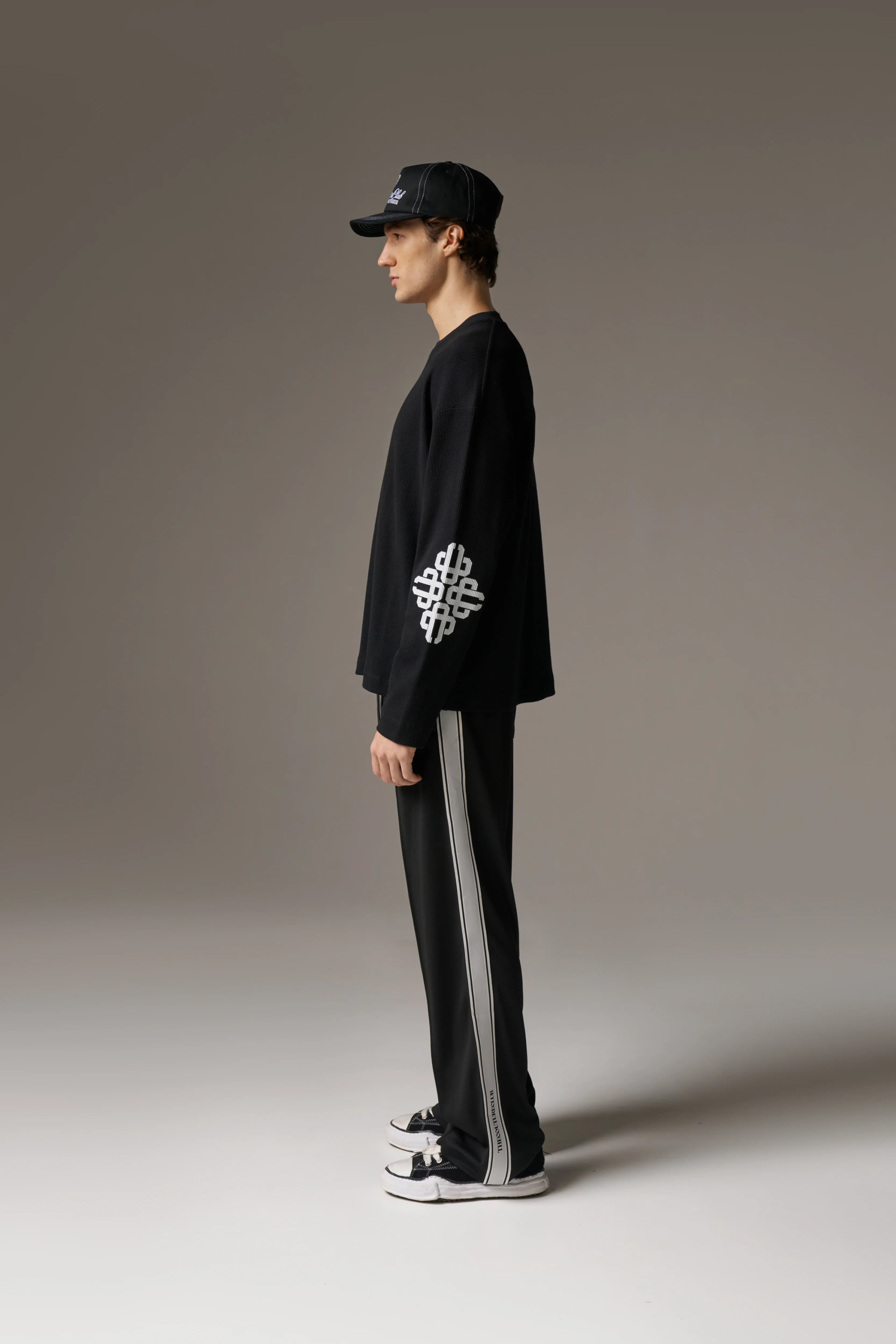 EMBLEM WAFFLE LONG SLEEVE T-SHIRT - BLACK - Image 9