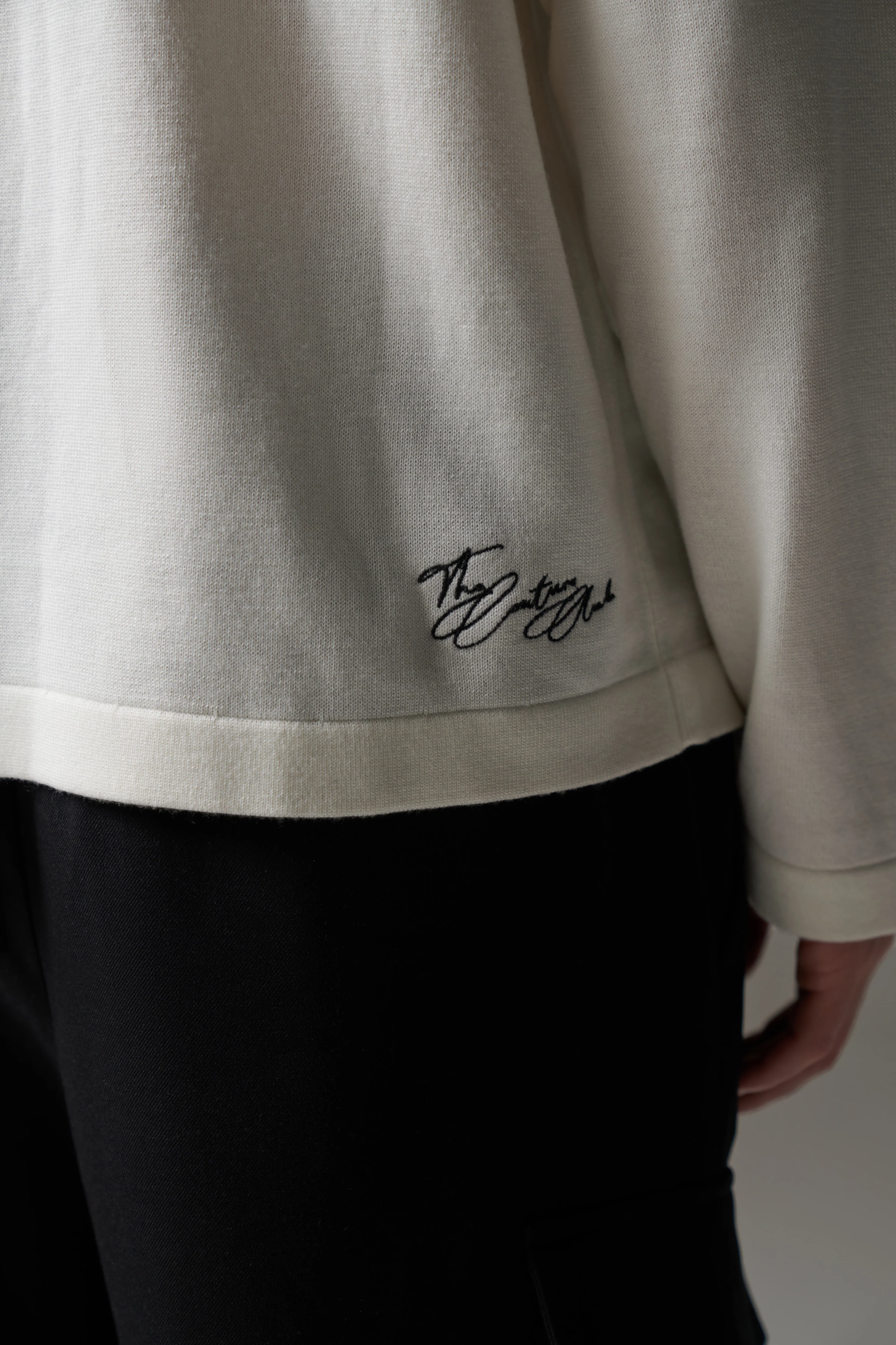 FINE GAUGE KNIT LONG SLEEVE T-SHIRT - OFF WHITE - Image 10