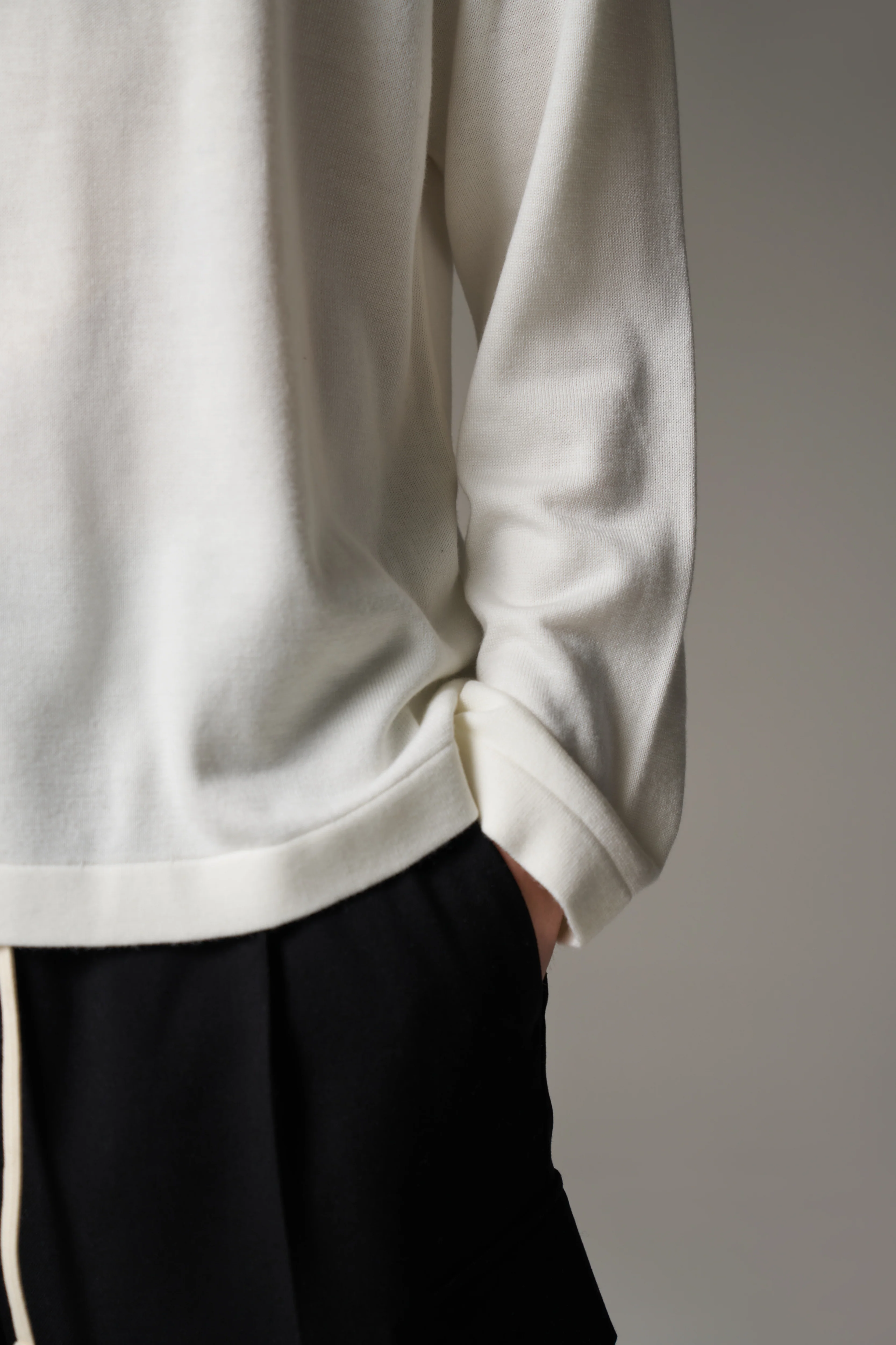 FINE GAUGE KNIT LONG SLEEVE T-SHIRT - OFF WHITE - Image 9
