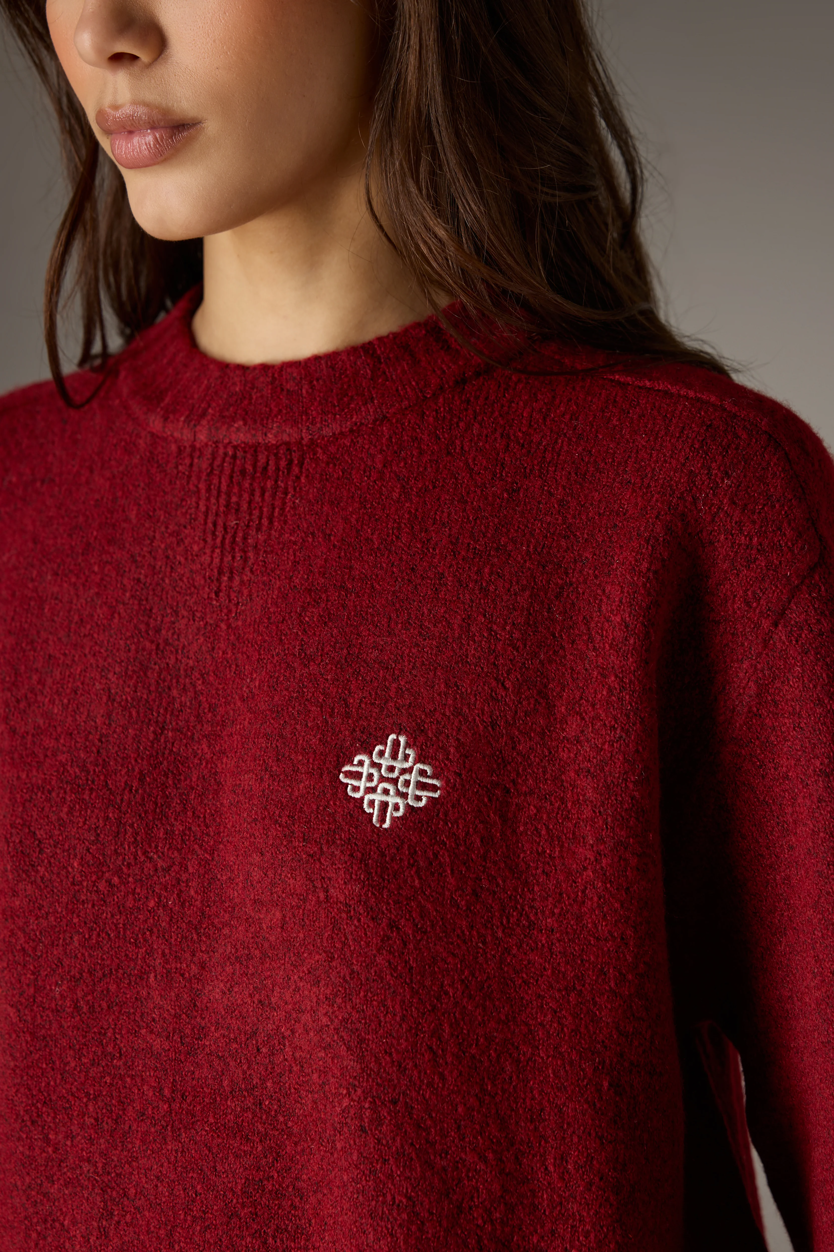 FLUFFY KNIT EMBLEM EMBROIDERED CREW - BURGUNDY - Image 4