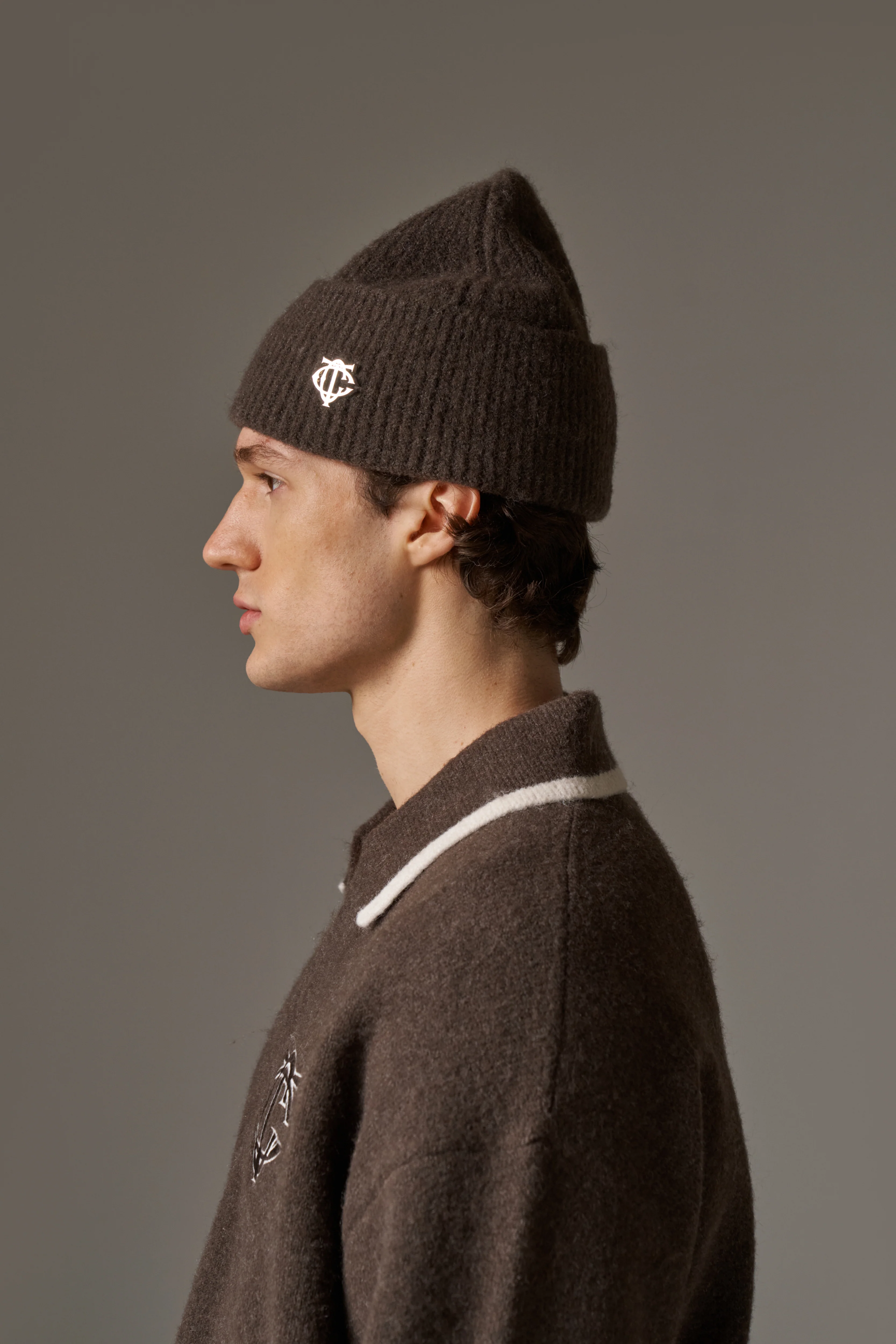FLUFFY KNIT MONOGRAM PIN BADGE BEANIE - BROWN - Image 4
