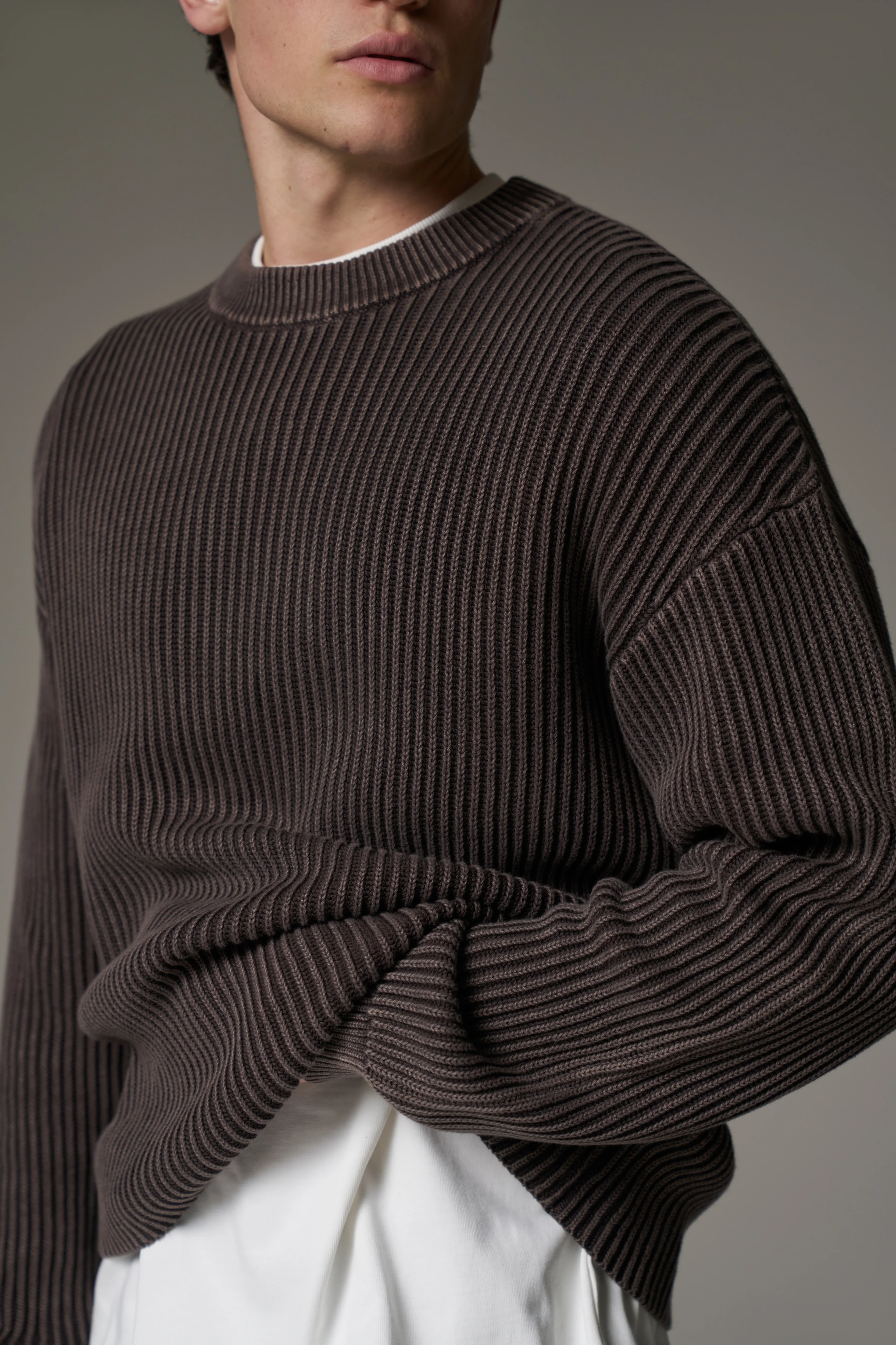 HEAVY WASHED RIBBED KNIT CREW - BROWN - Image 4