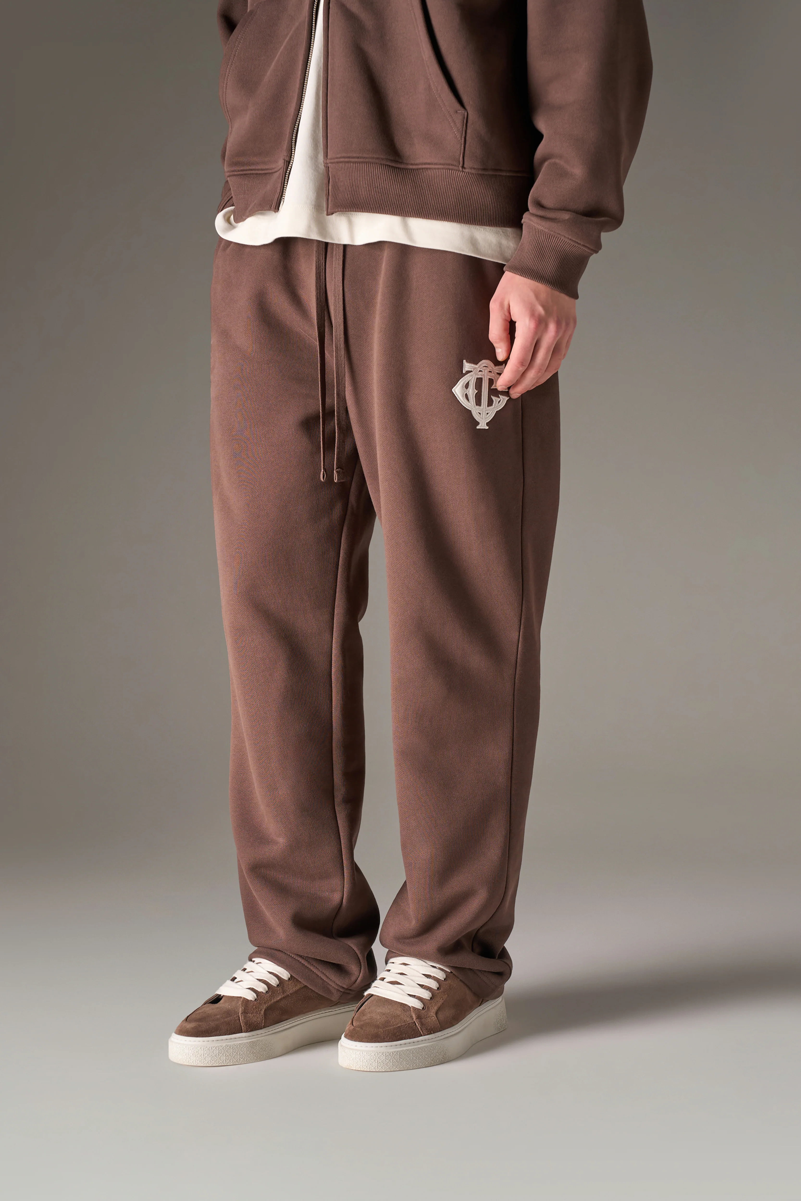 HEAVYWEIGHT MONOGRAM APPLIQUE EMBLEM JOGGERS - BROWN - Image 2