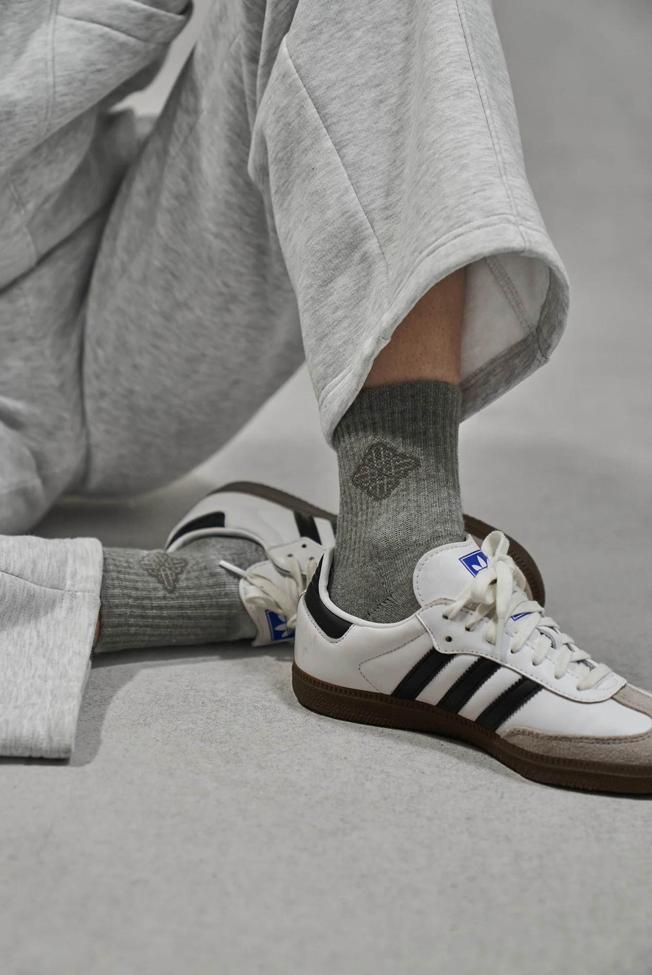 INTARSIA EMBLEM SPORTS SOCKS - GREY MARL - Image 2