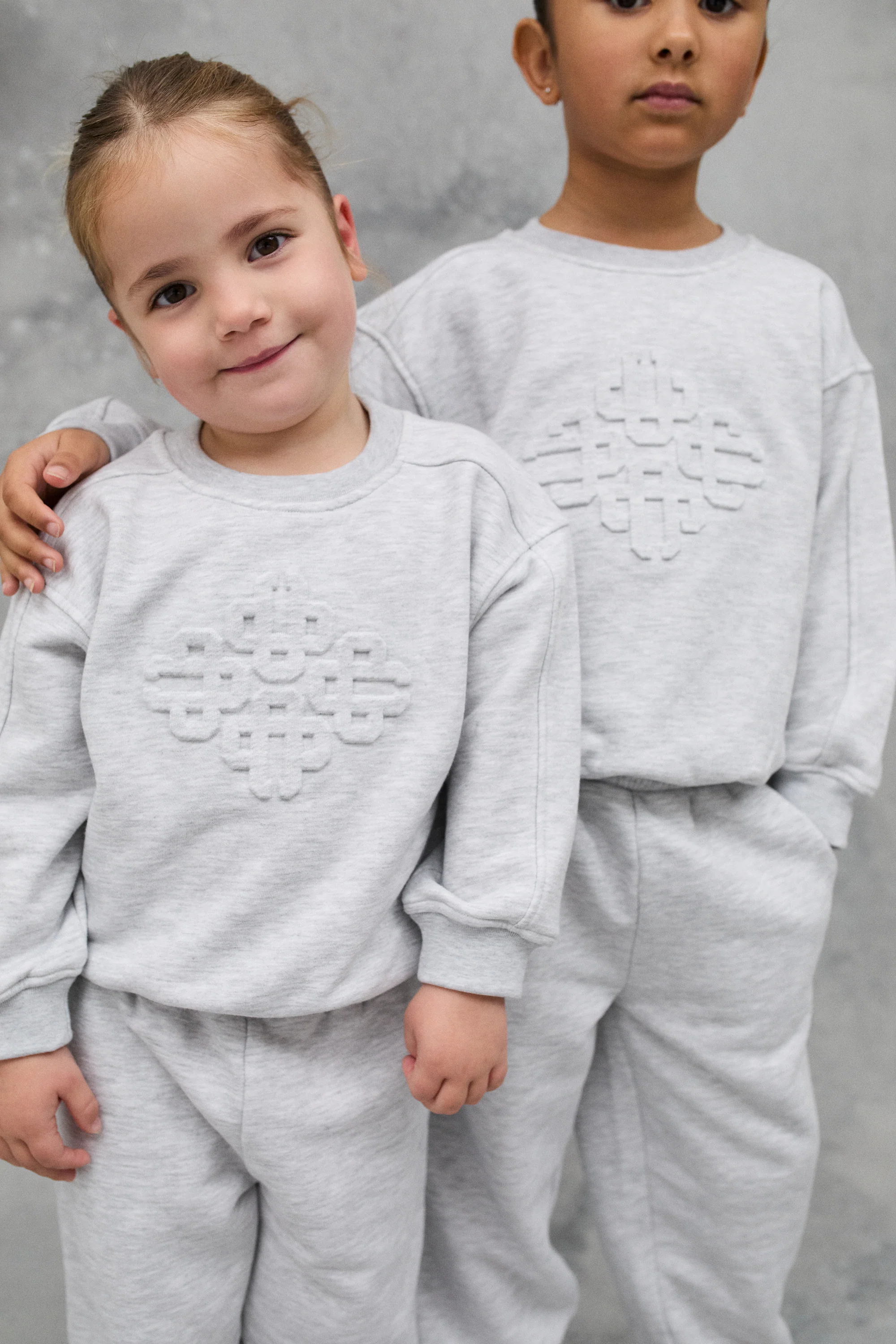JNR EMBOSSED EMBLEM SWEATSHIRT - GREY MARL - Image 6