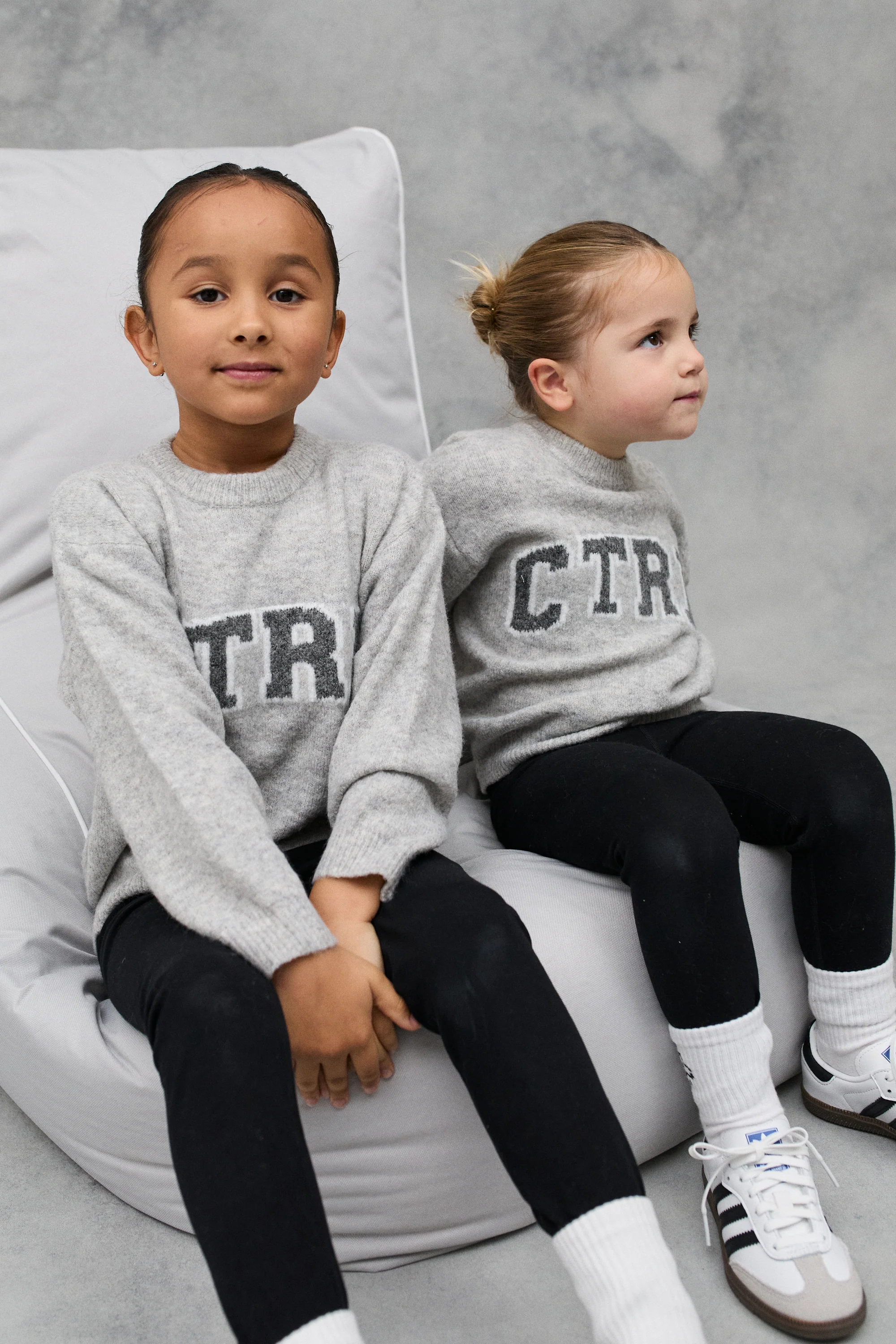 KIDS EMBLEM SOFT TOUCH LEGGINGS - BLACK - Image 4