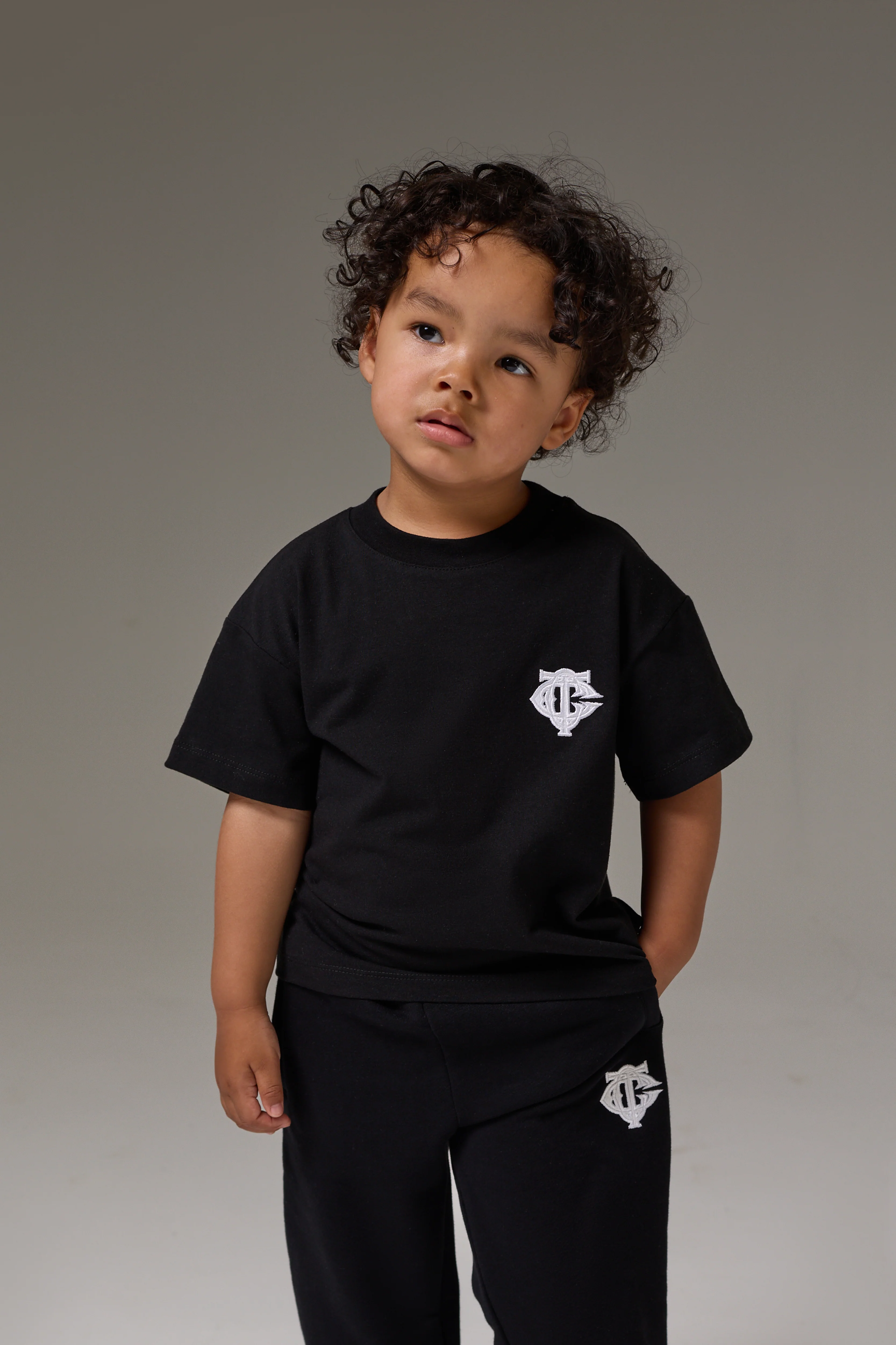 KIDS MONOGRAM EMBLEM APPLIQUE T-SHIRT - BLACK - Image 4