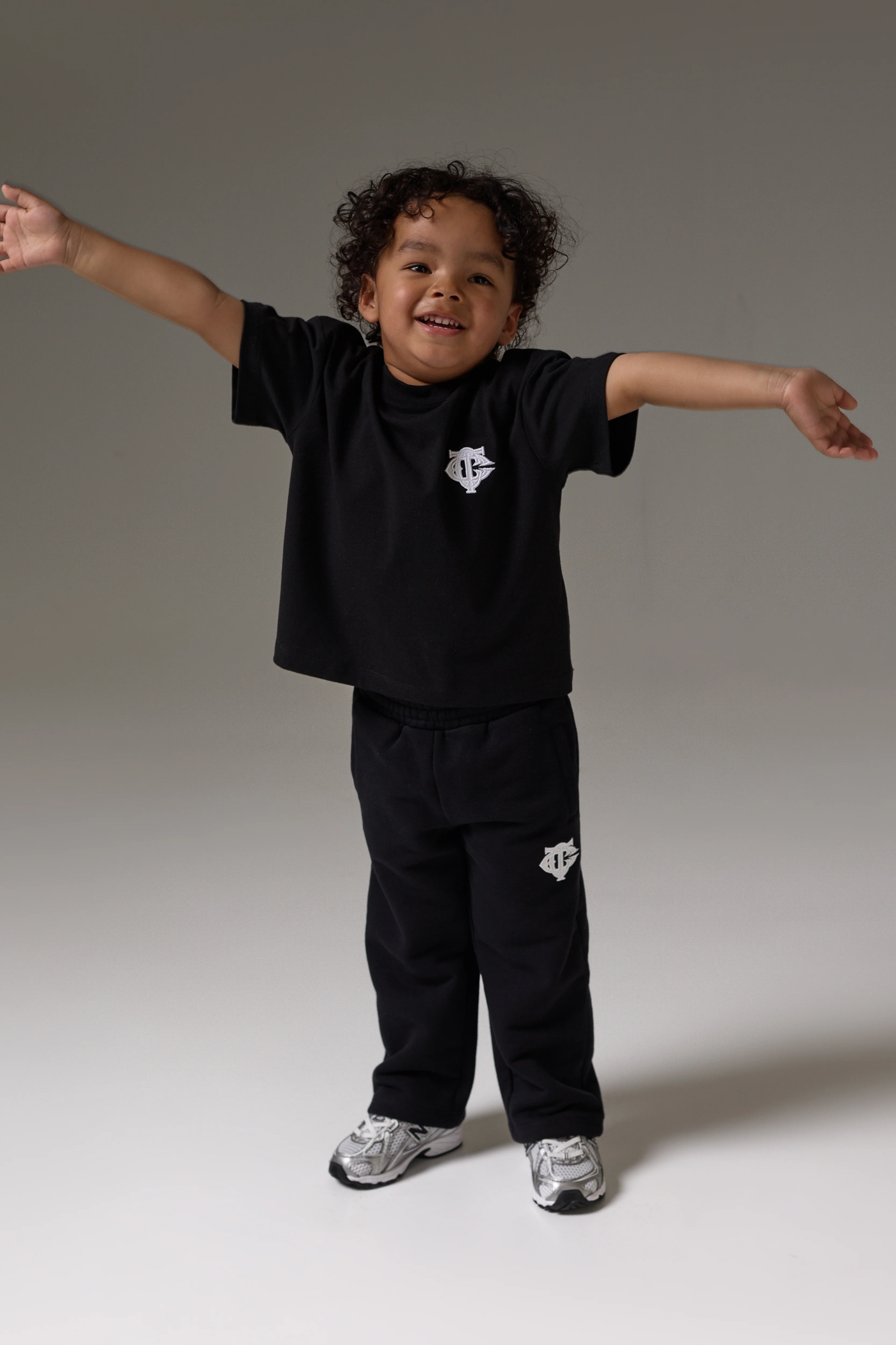KIDS MONOGRAM EMBLEM APPLIQUE T-SHIRT - BLACK - Image 7