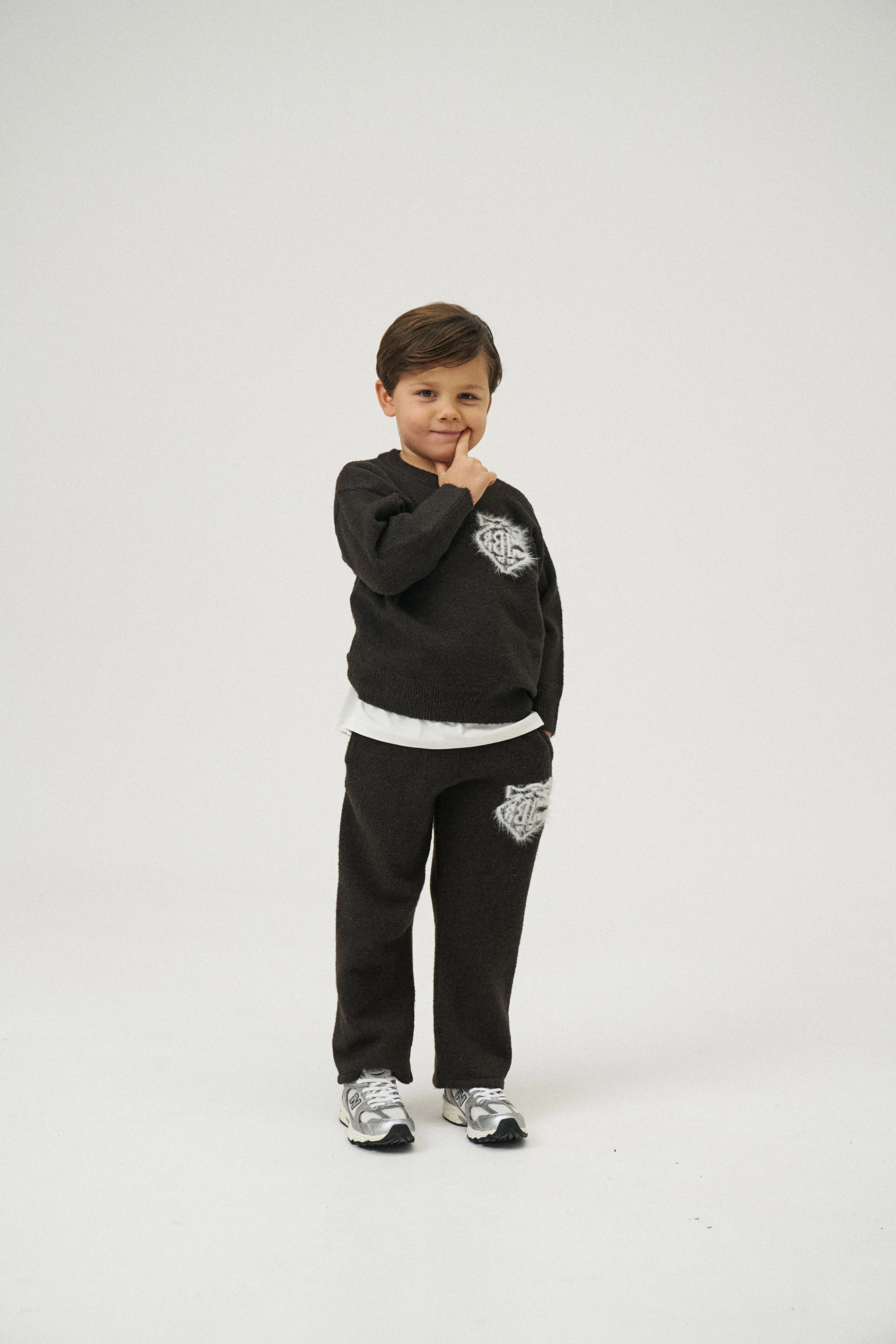 KIDS MONOGRAM EMBLEM FLUFFY KNIT JOGGERS - BROWN