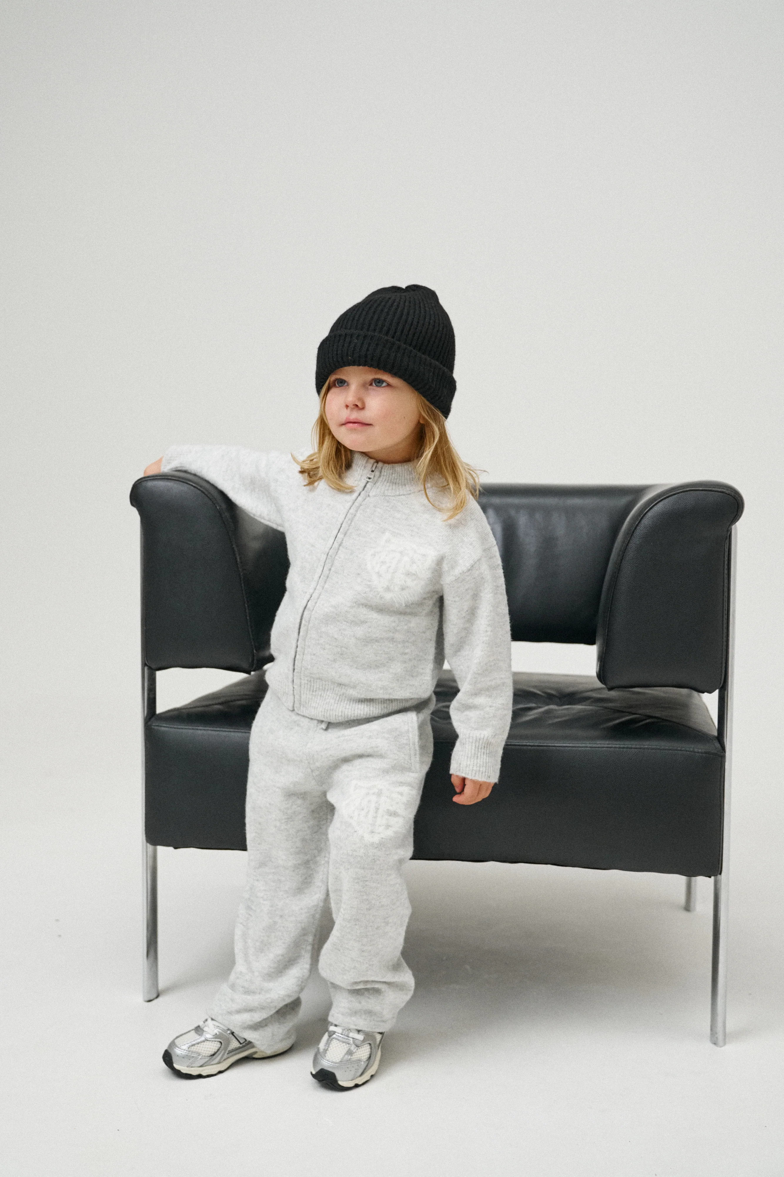 KIDS MONOGRAM EMBLEM FLUFFY KNIT JOGGERS - GREY MARL - Image 4