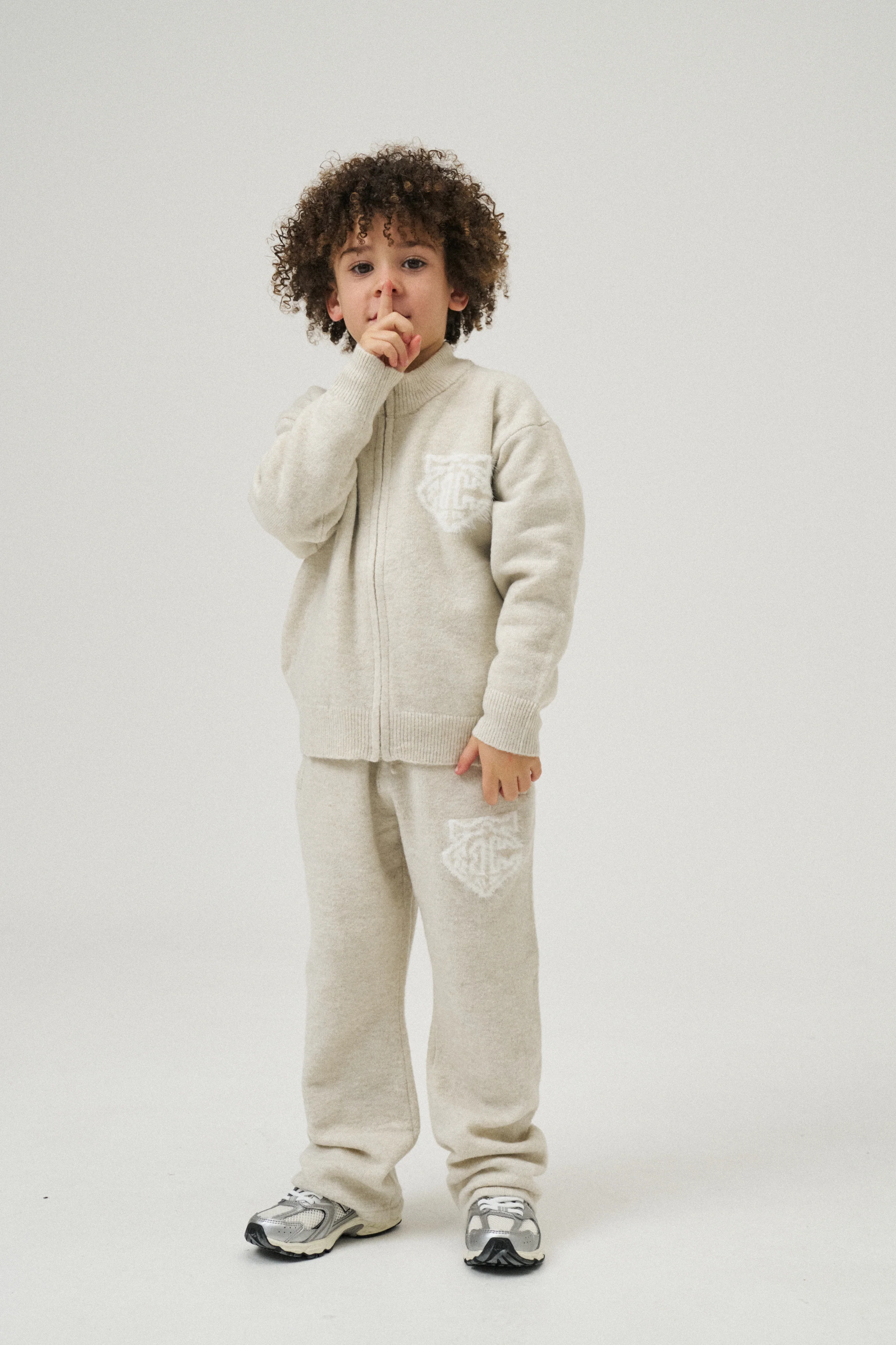 KIDS MONOGRAM FLUFFY KNIT ZIP THROUGH - BEIGE - Image 4