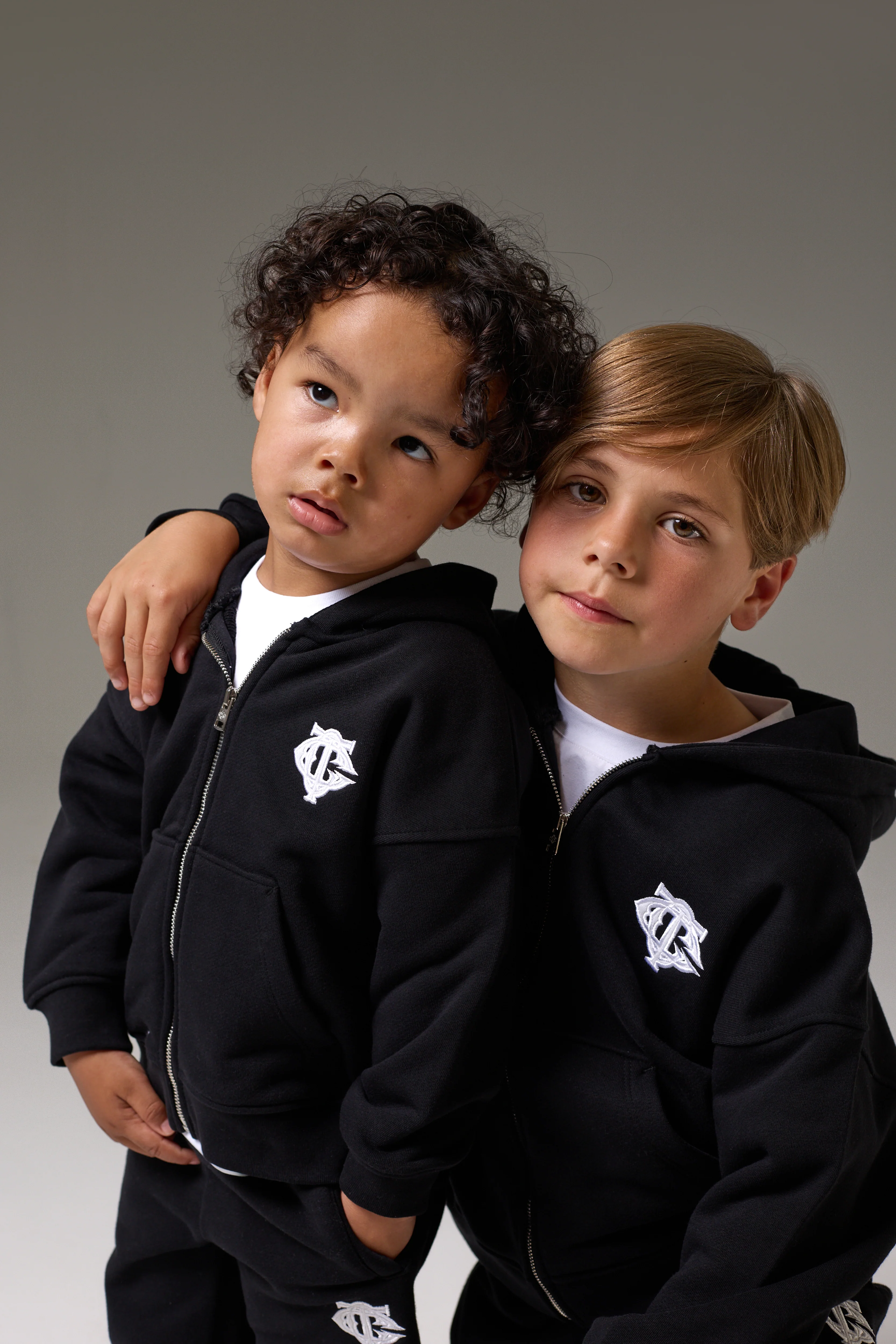 KIDS ZIP THROUGH MONOGRAM EMBLEM APPLIQUE HOODIE - BLACK - Image 7