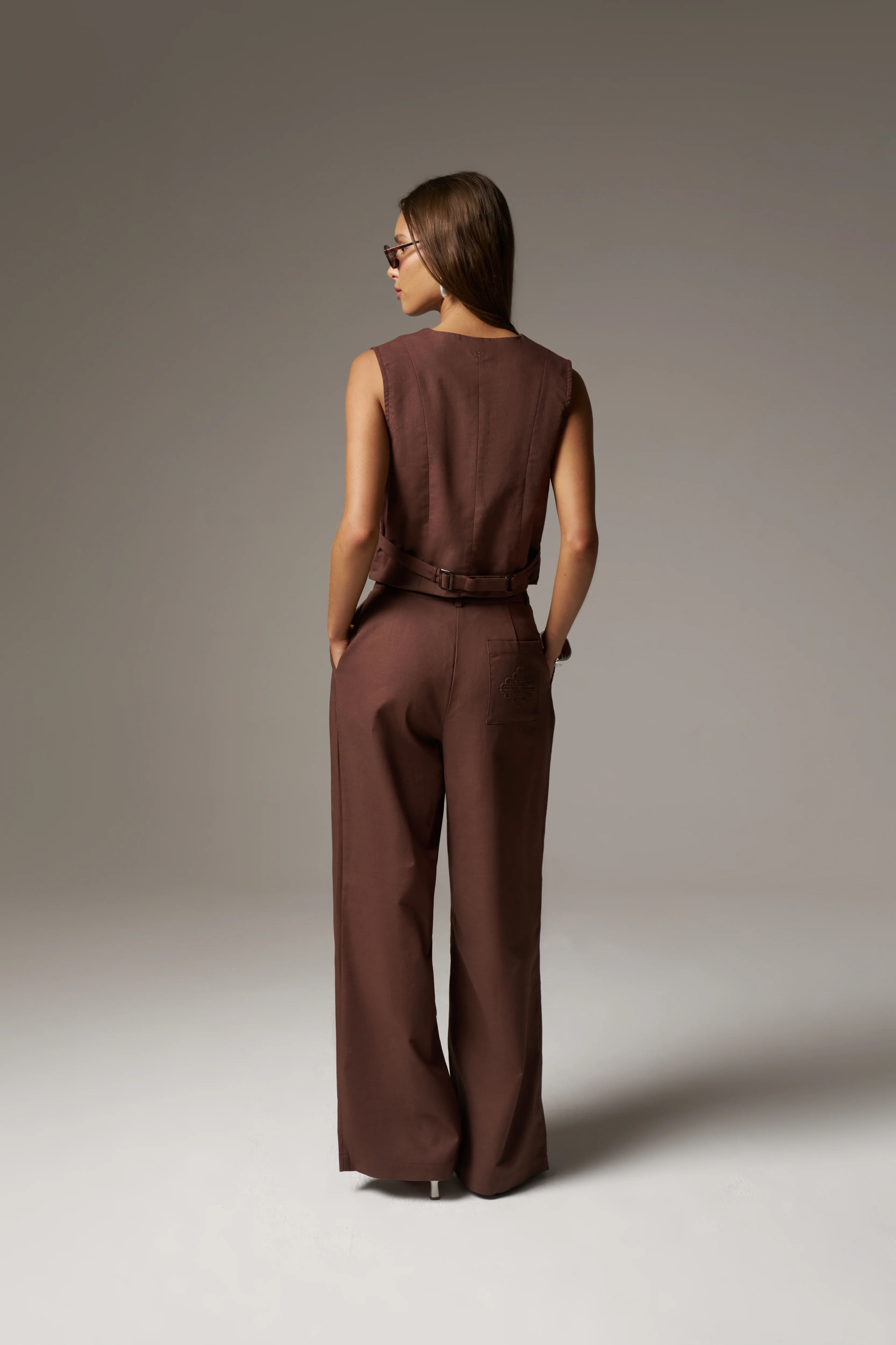 LINEN BLEND WIDE LEG PLEATED TROUSERS - CHOCOLATE - Image 5