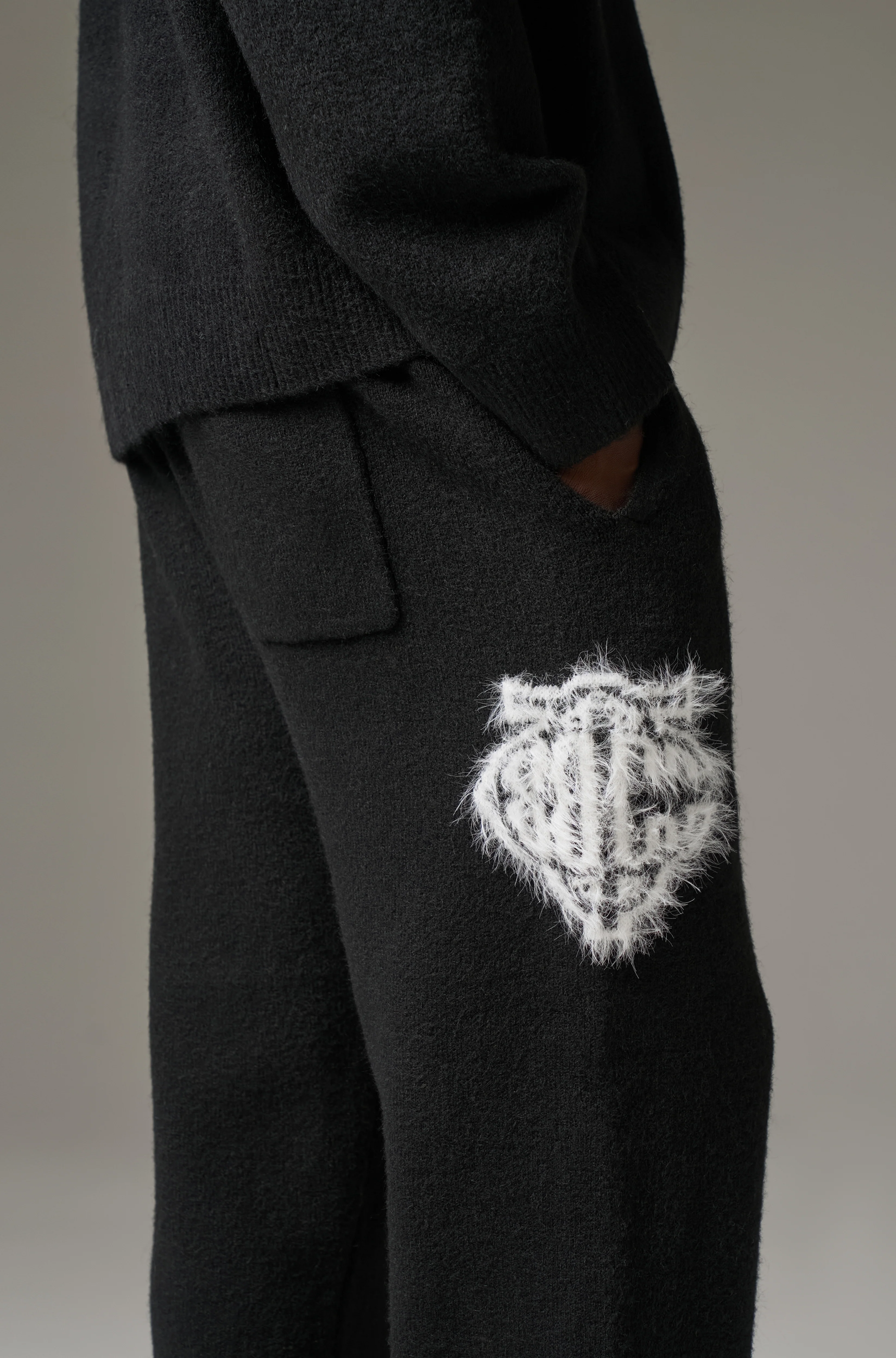 MONOGRAM FLUFFY KNIT JOGGERS - BLACK - Image 4