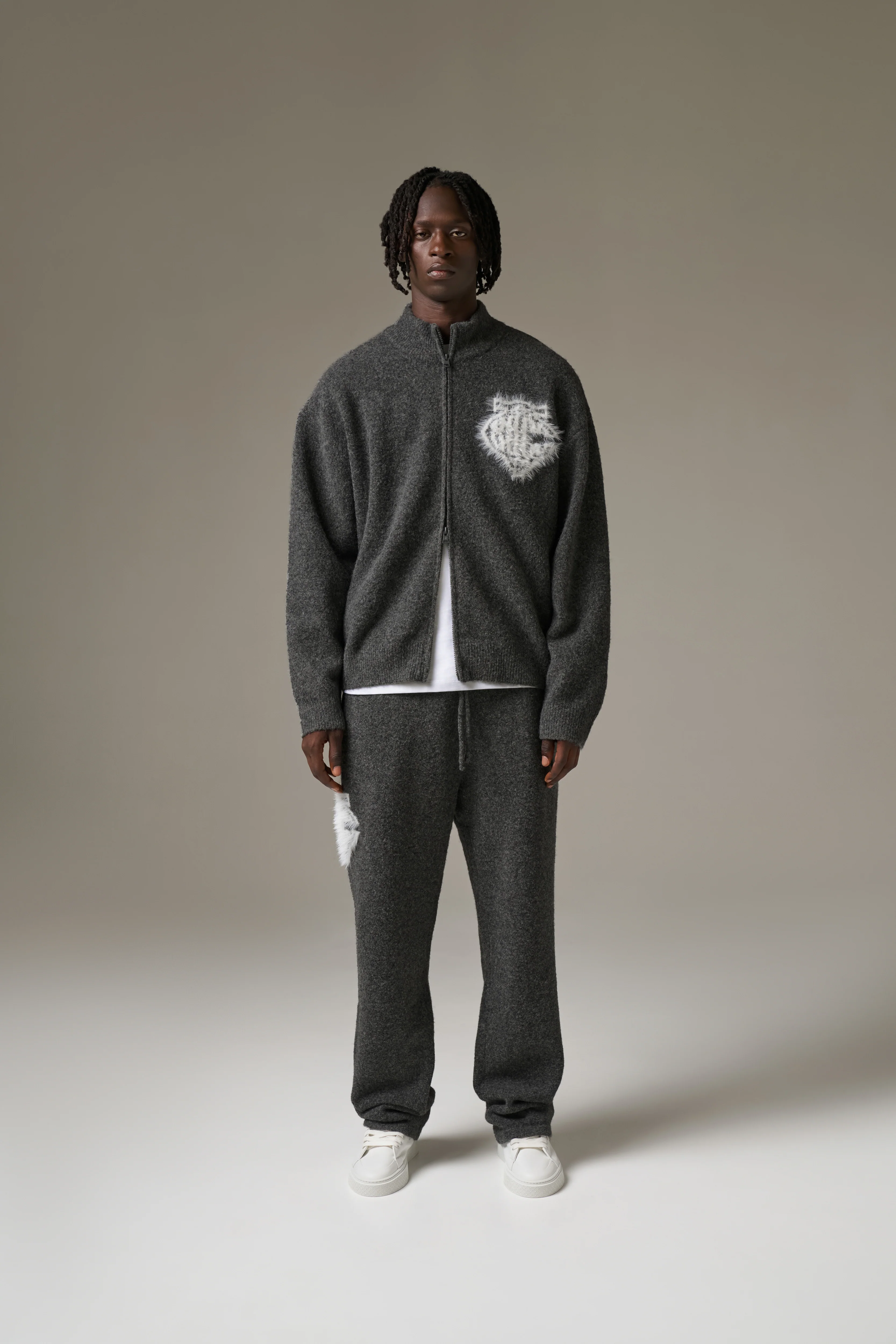 MONOGRAM FLUFFY KNIT JOGGERS - CHARCOAL - Image 4