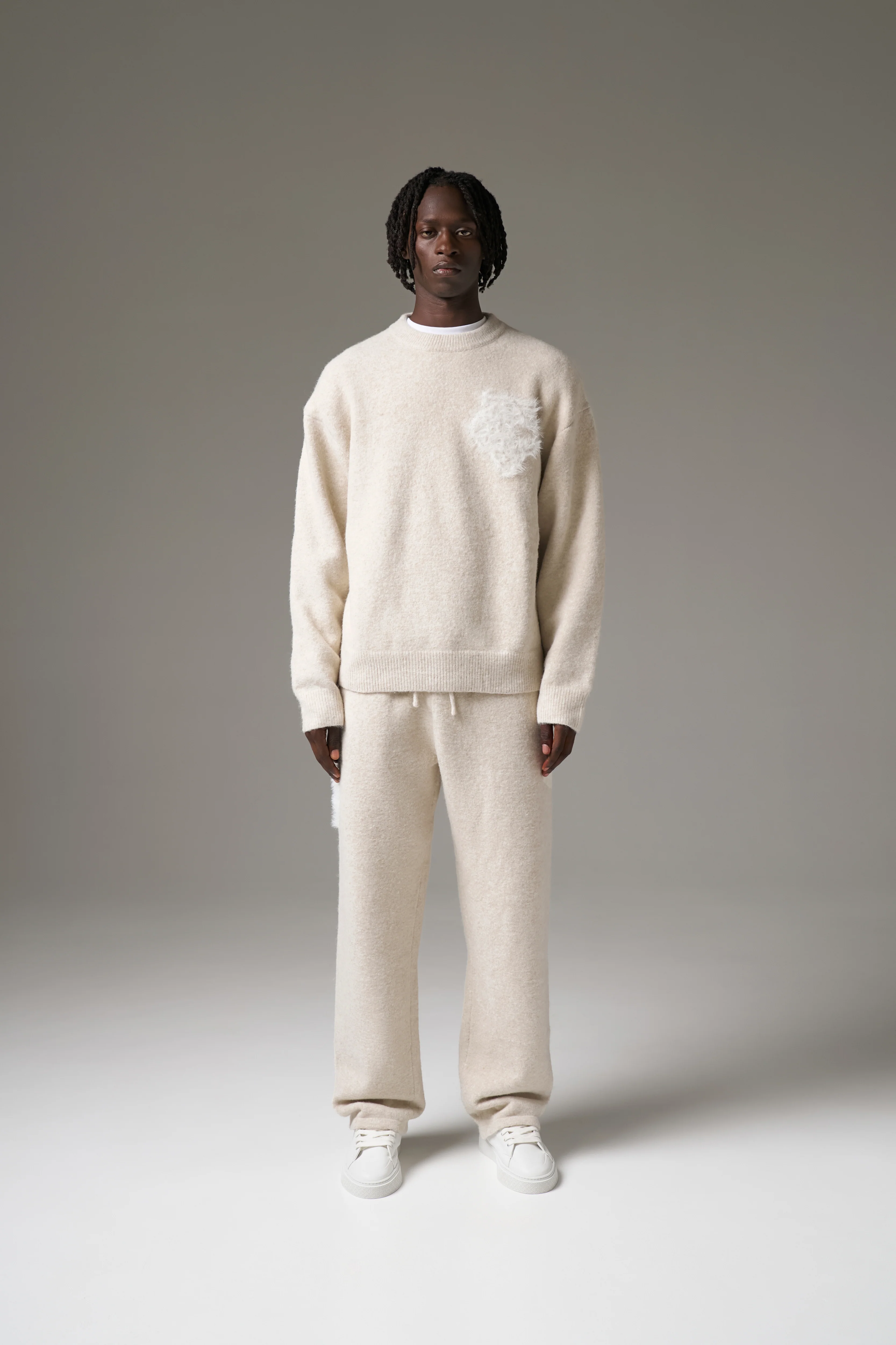 MONOGRAM FLUFFY KNIT CREW - BEIGE - Image 4