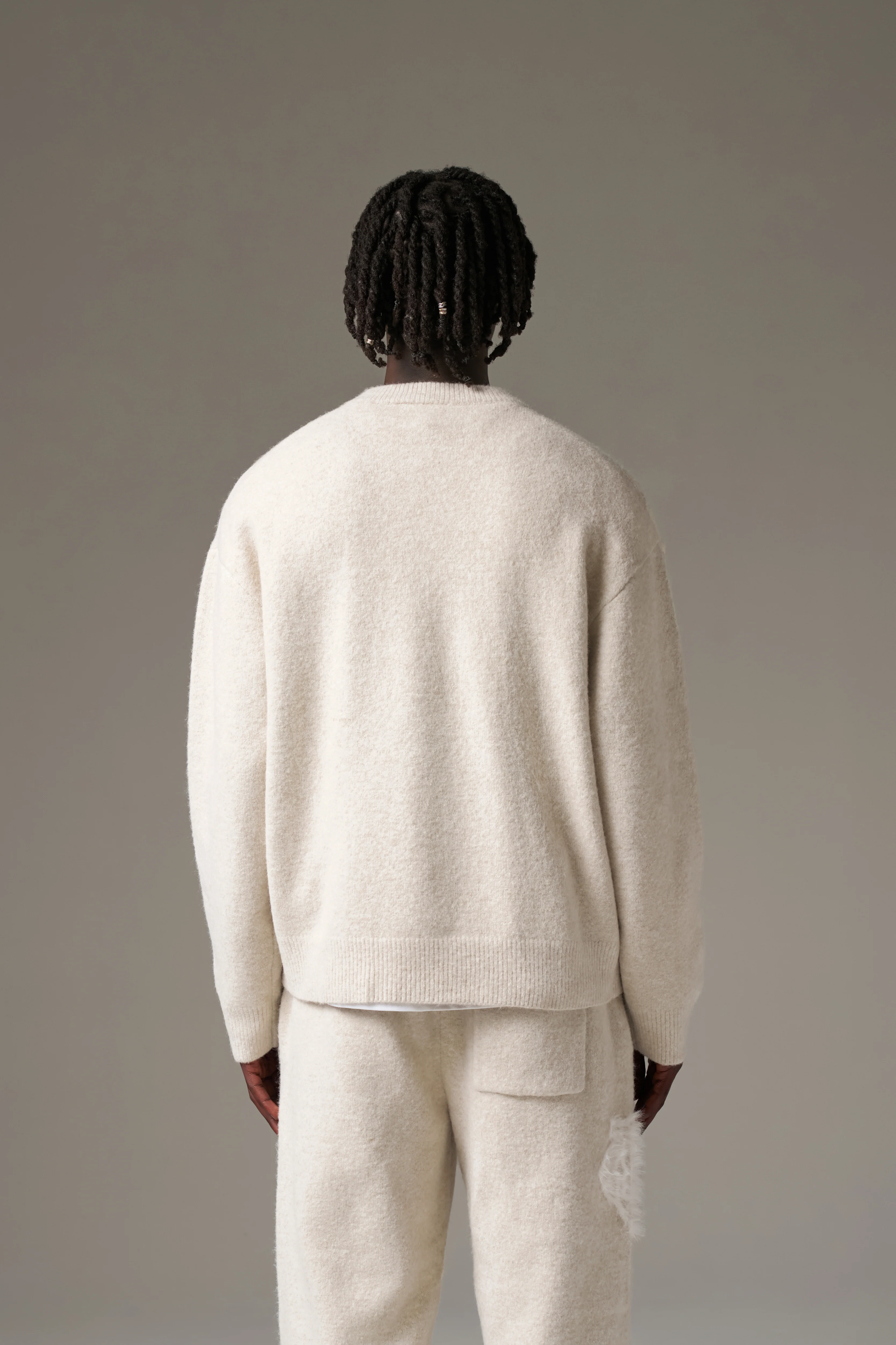 MONOGRAM FLUFFY KNIT CREW - BEIGE - Image 6