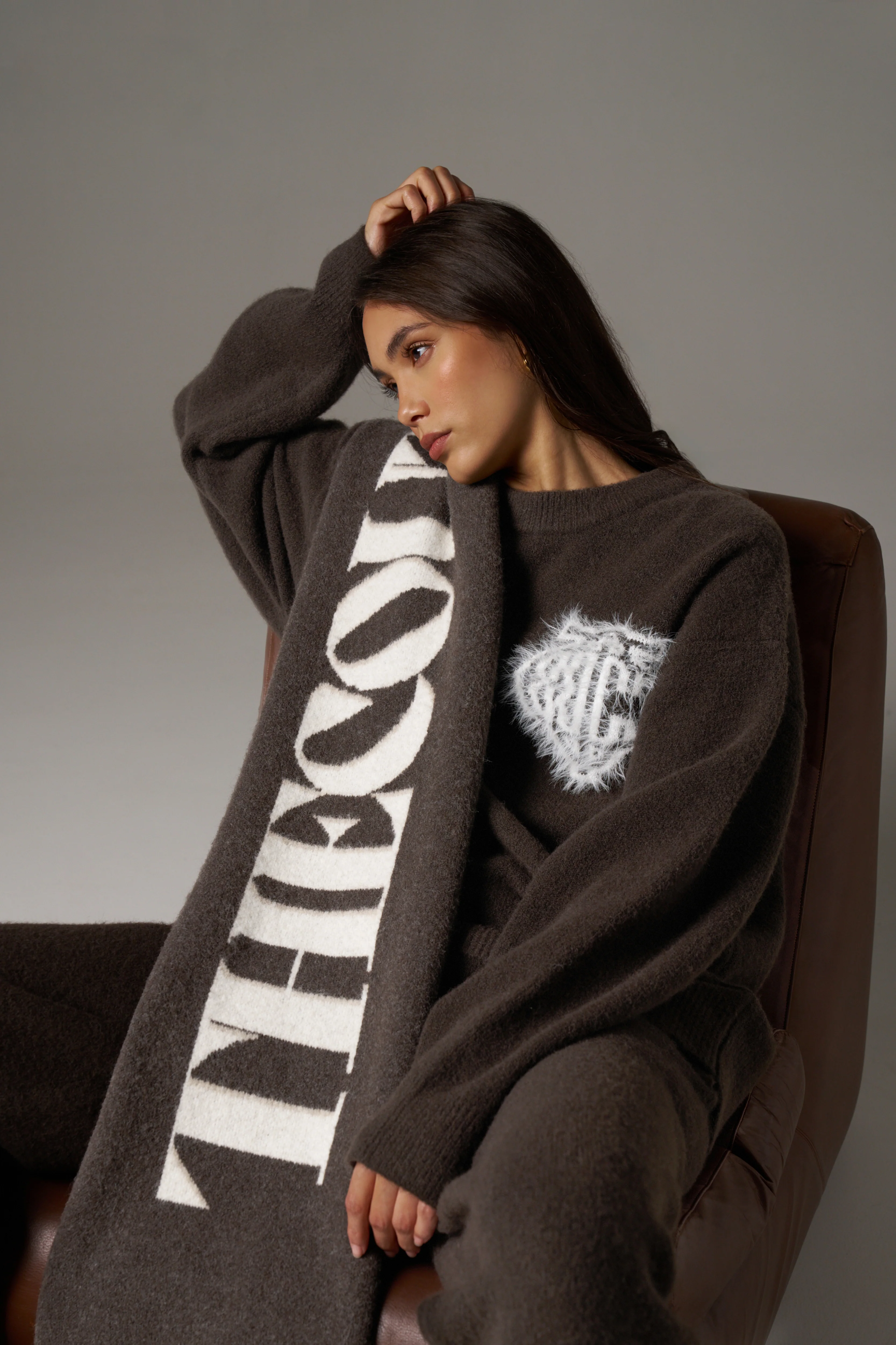 MONOGRAM FLUFFY KNIT CREW - BROWN - Image 5