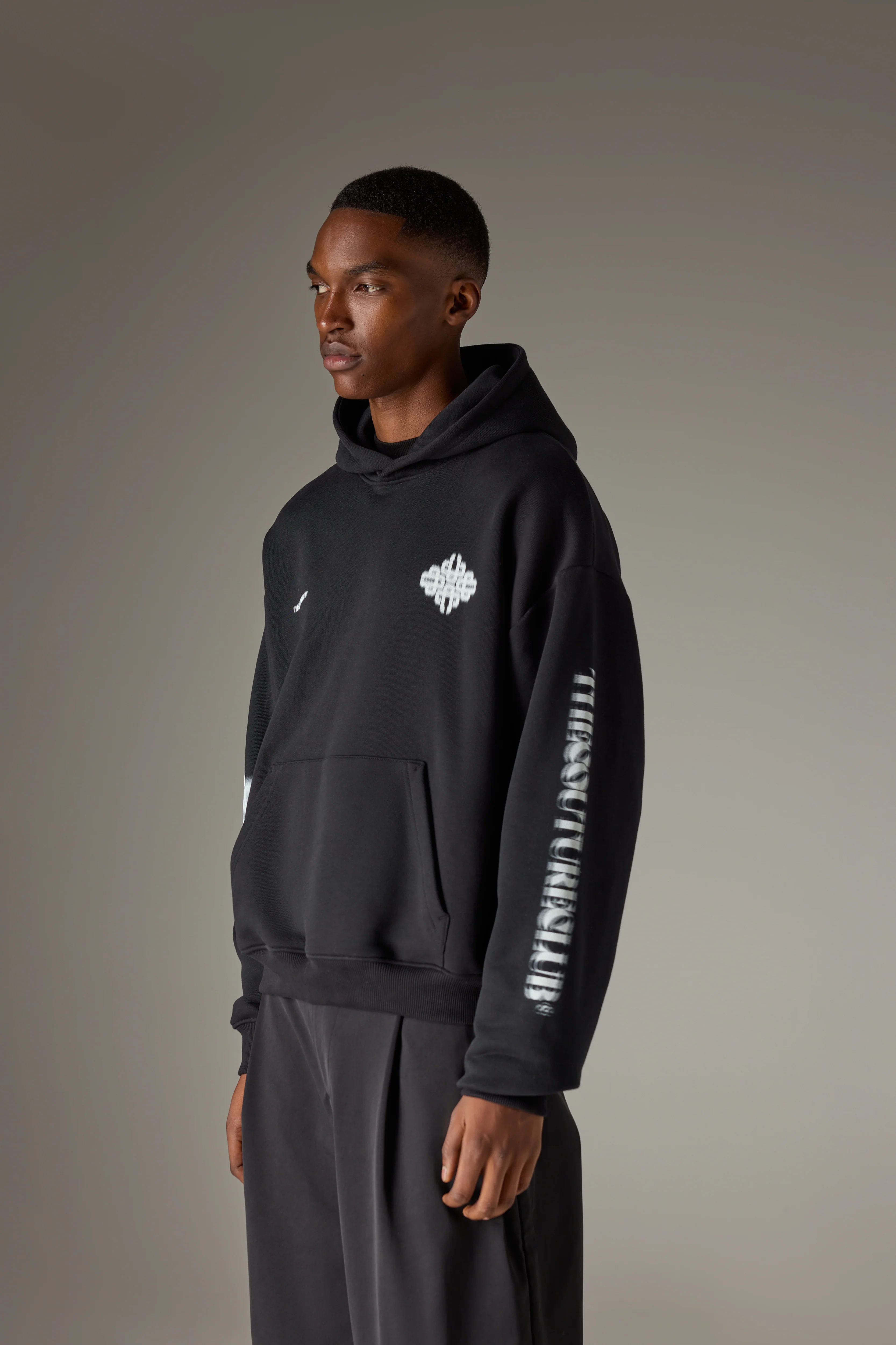 MOTION BLURRED EMBLEM HOODIE - BLACK - Image 5
