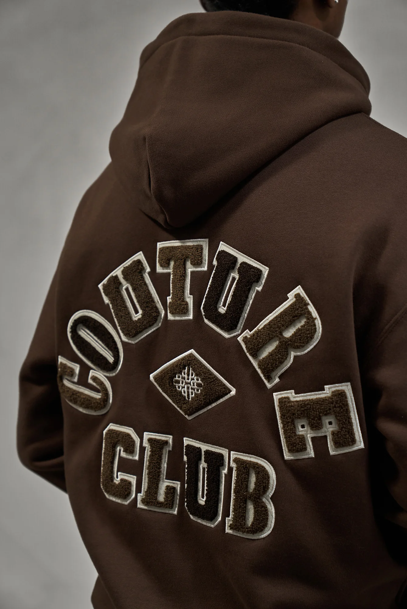 MULTIBADGE CHENILLE RELAXED HOODIE - BROWN - Image 6