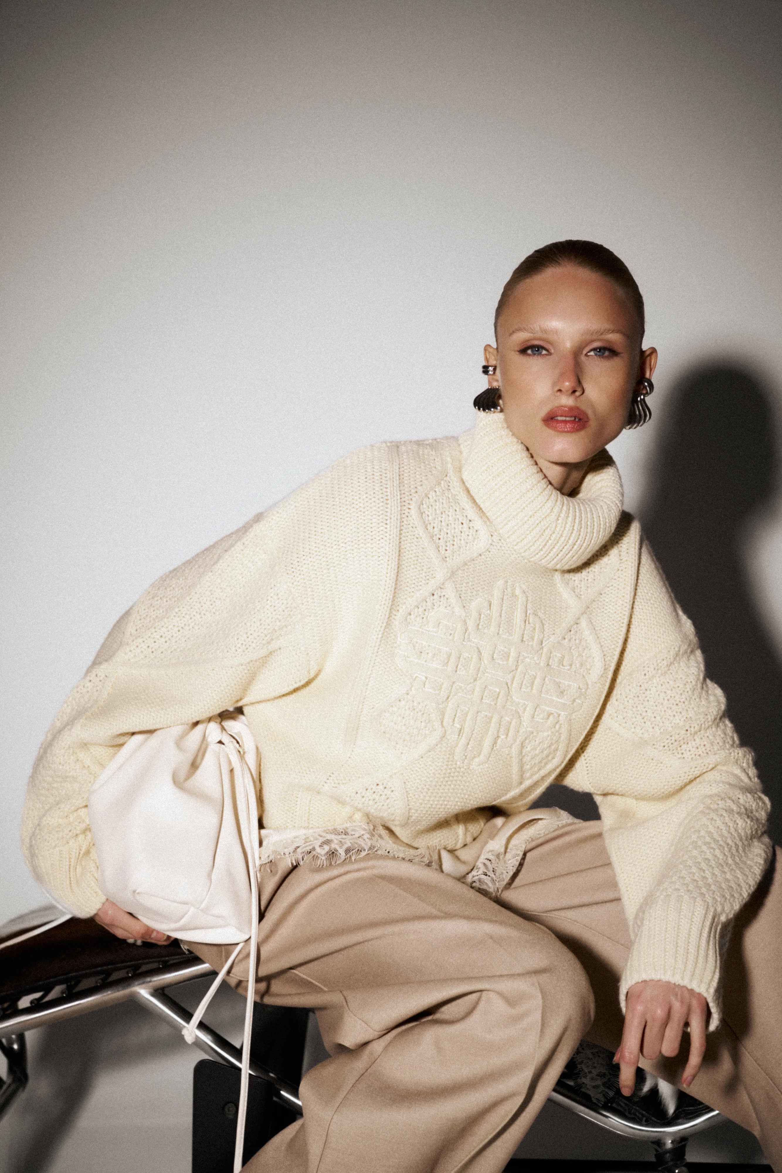ROLL NECK EMBLEM JUMPER - CREAM - Image 3