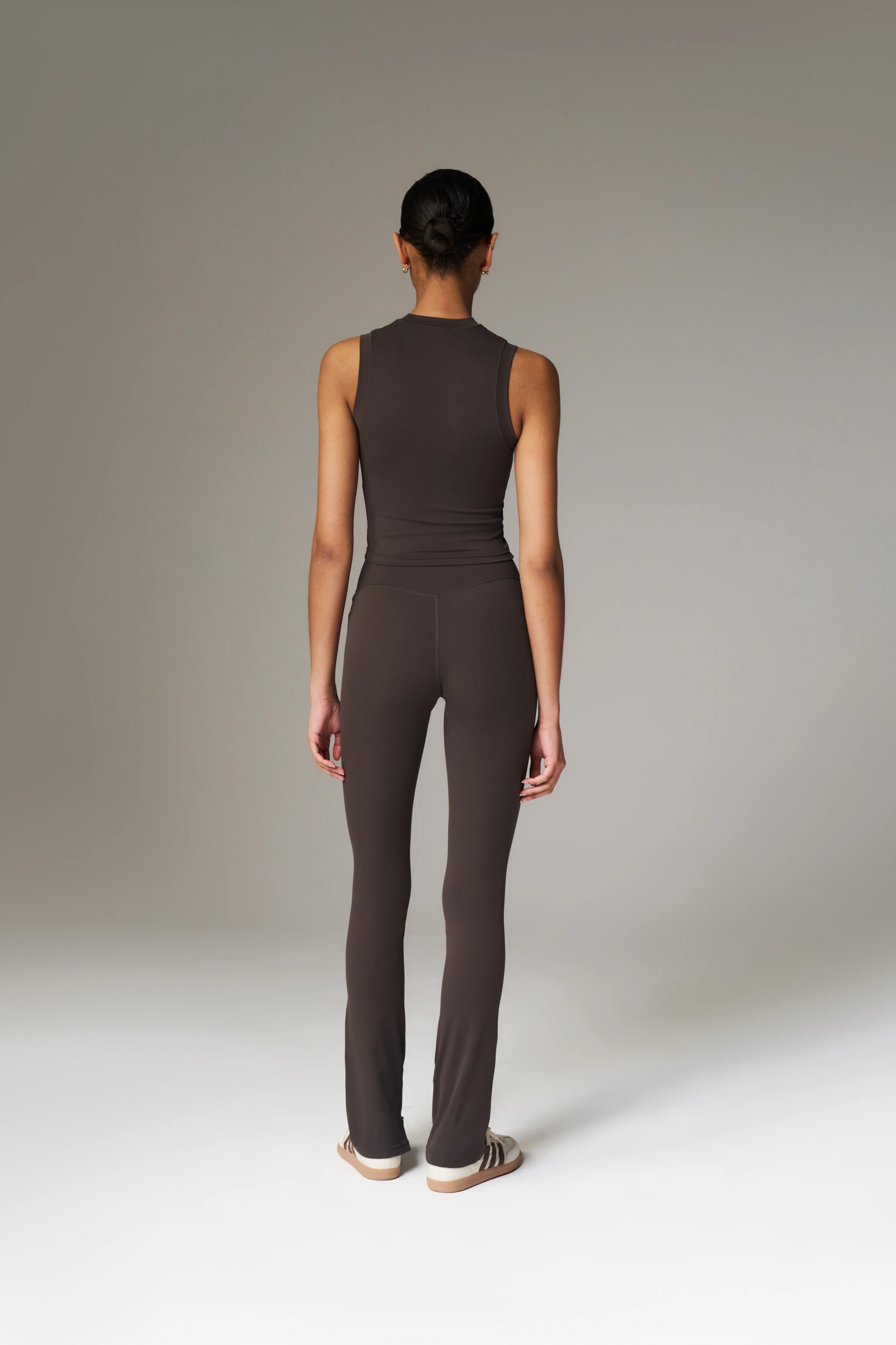 SCULPTING STRETCH HIGH NECK EMBLEM RACER - CHOCOLATE - Image 6