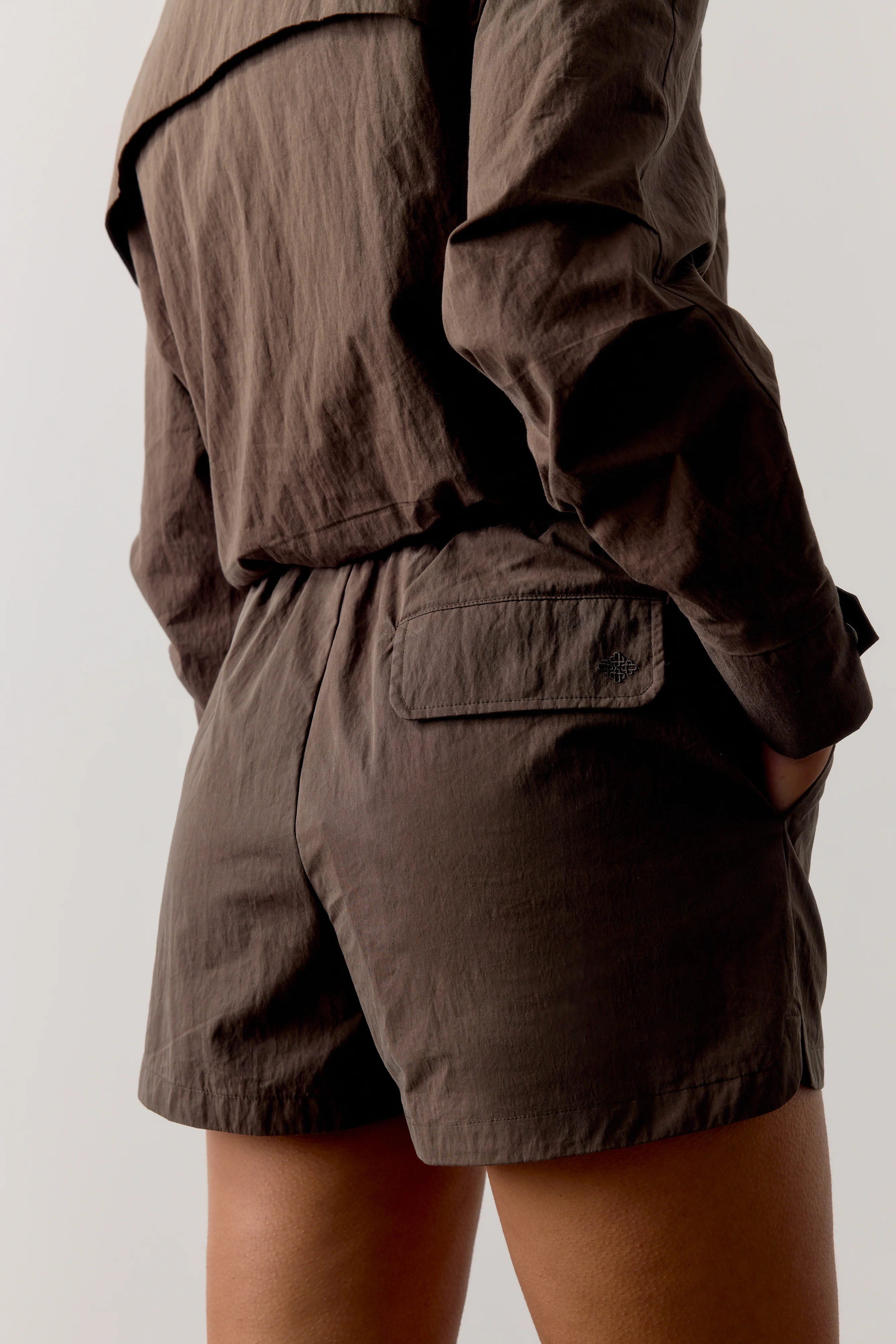 SHELL ELASTICATED SHORTS - BROWN - Image 5