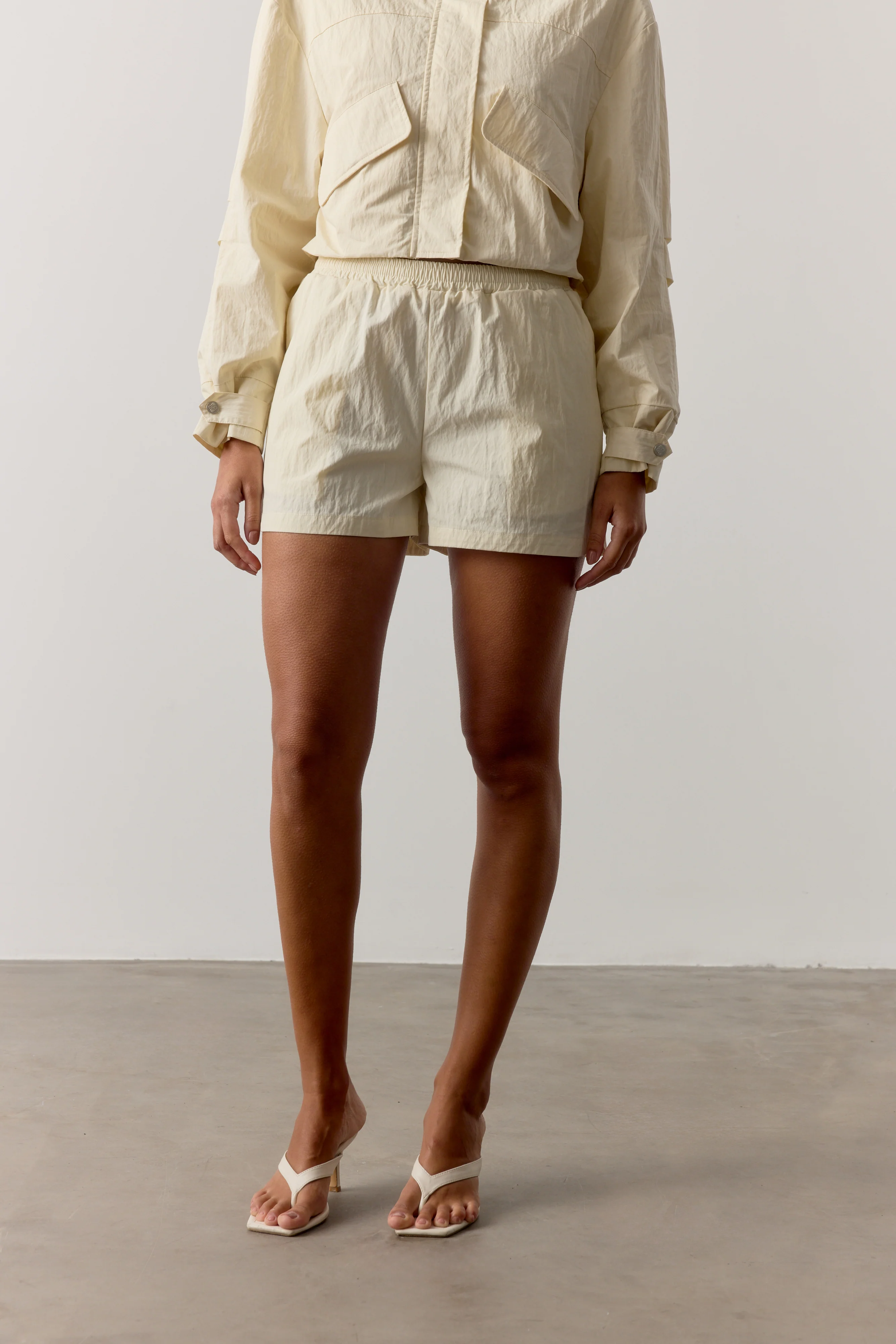 SHELL ELASTICATED SHORTS - ECRU - Image 4