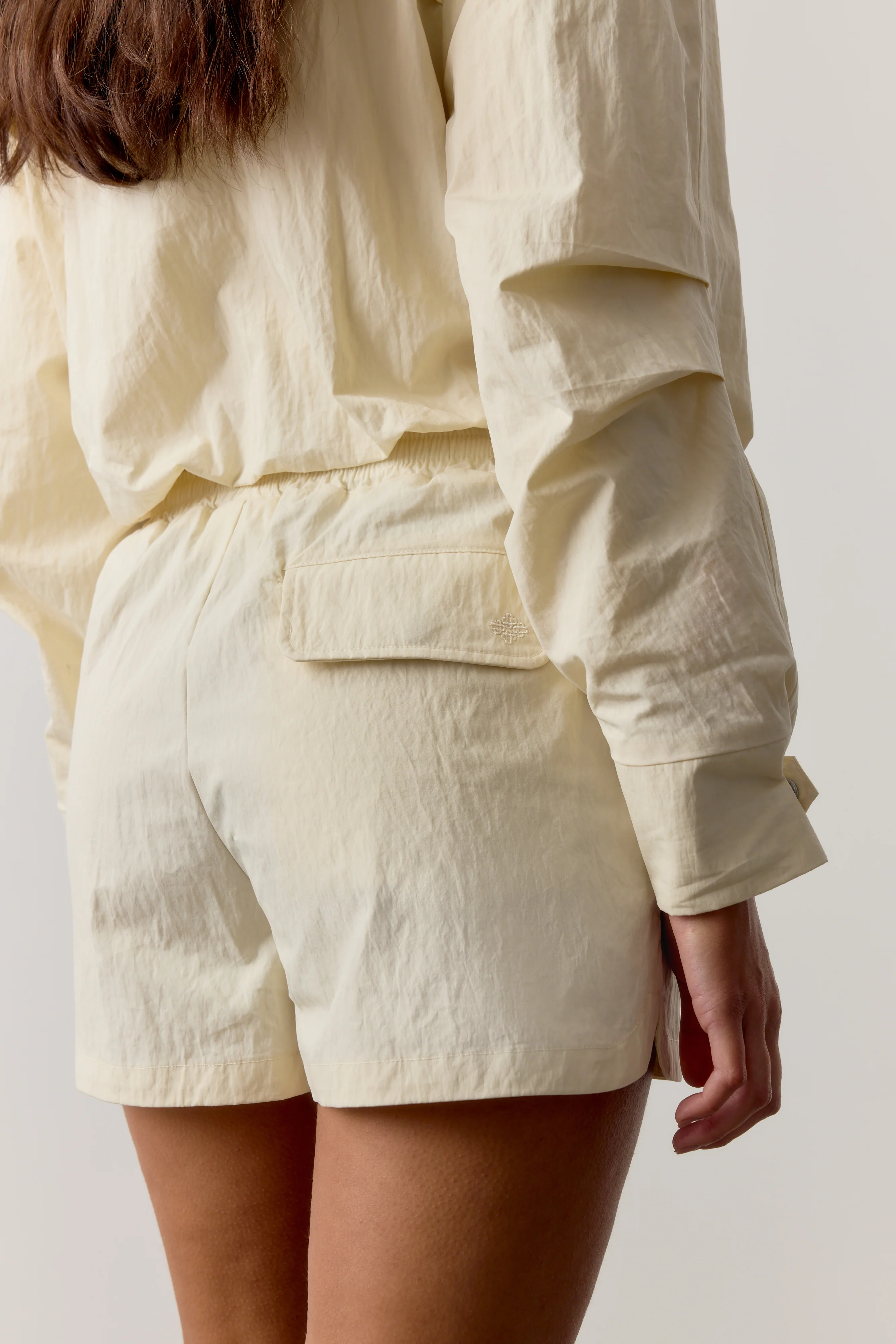 SHELL ELASTICATED SHORTS - ECRU - Image 5