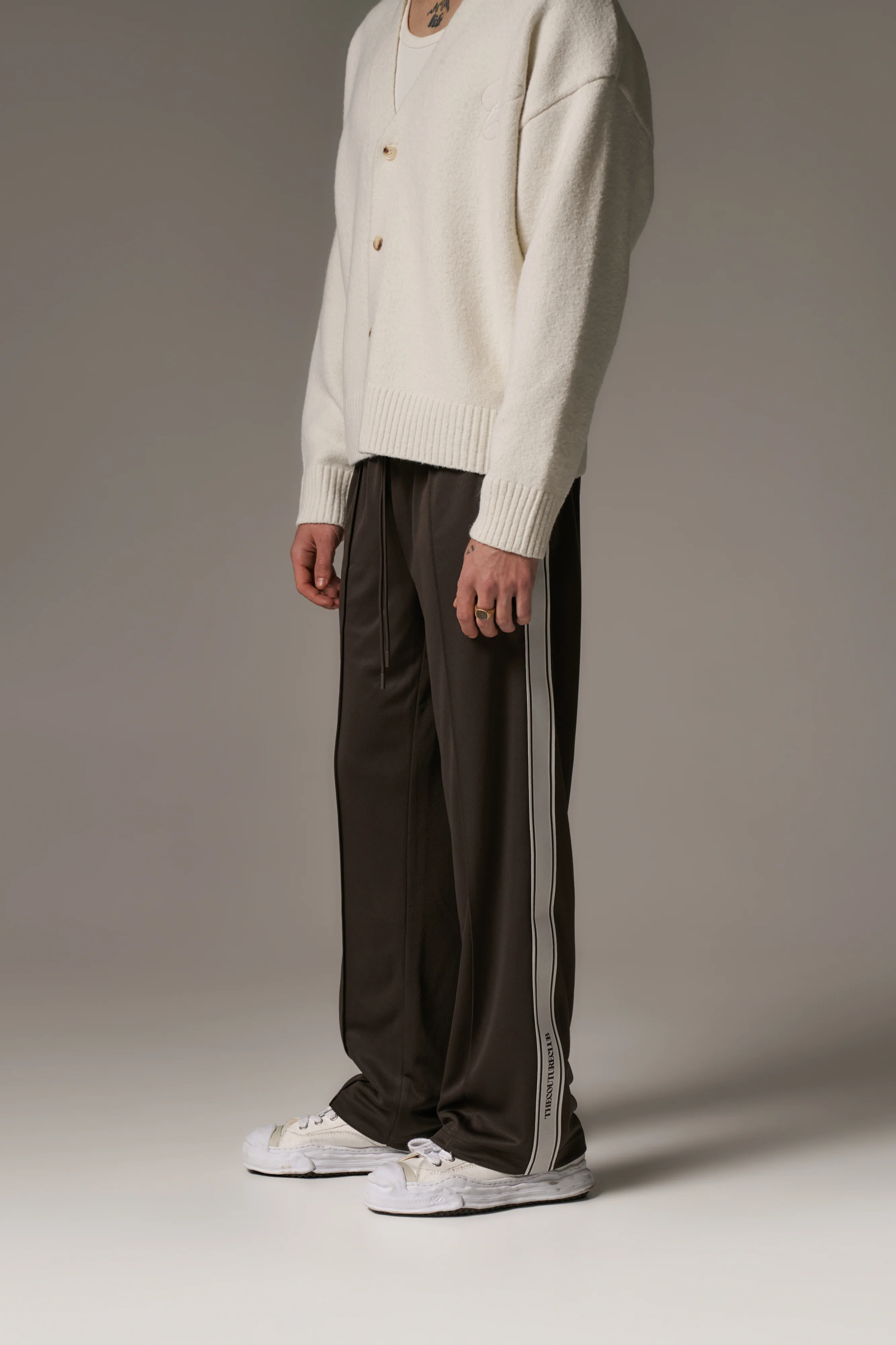 TAPE MESH JOGGER - BROWN - Image 4