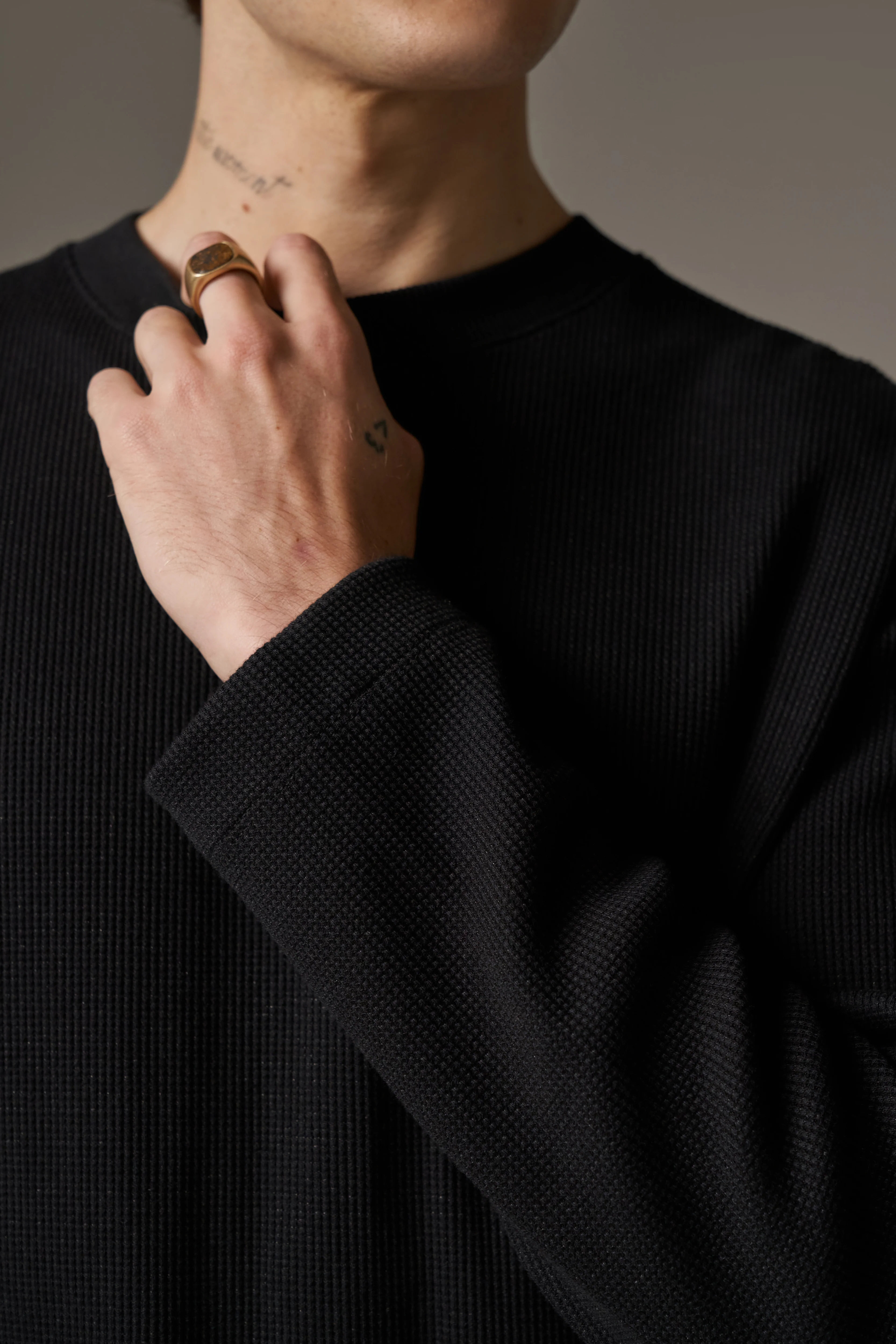WAFFLE LONG SLEEVE T-SHIRT - BLACK - Image 5